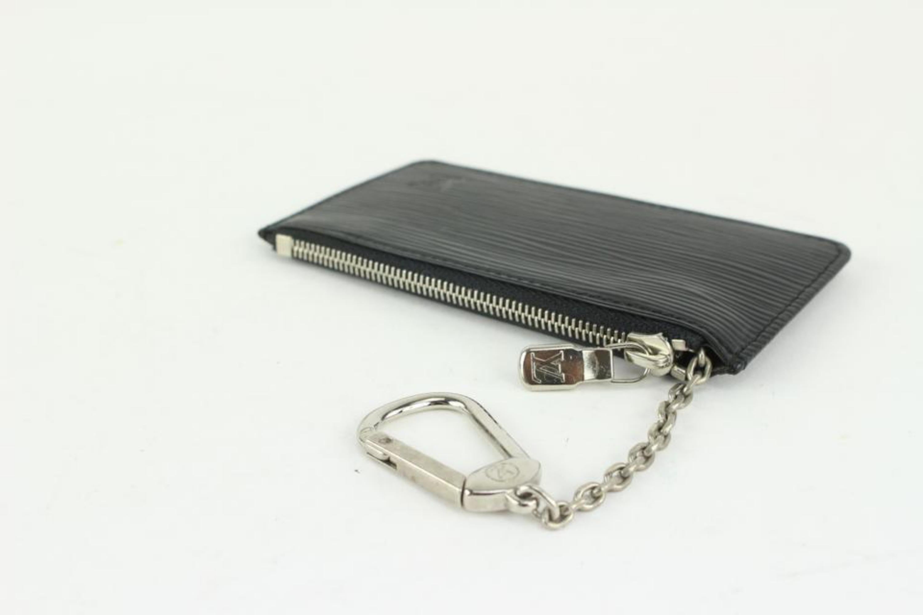 Louis Vuitton Black Epi Leather Noir Key Pouch Pochette Cles Silver 0LV29s In Good Condition For Sale In Dix hills, NY