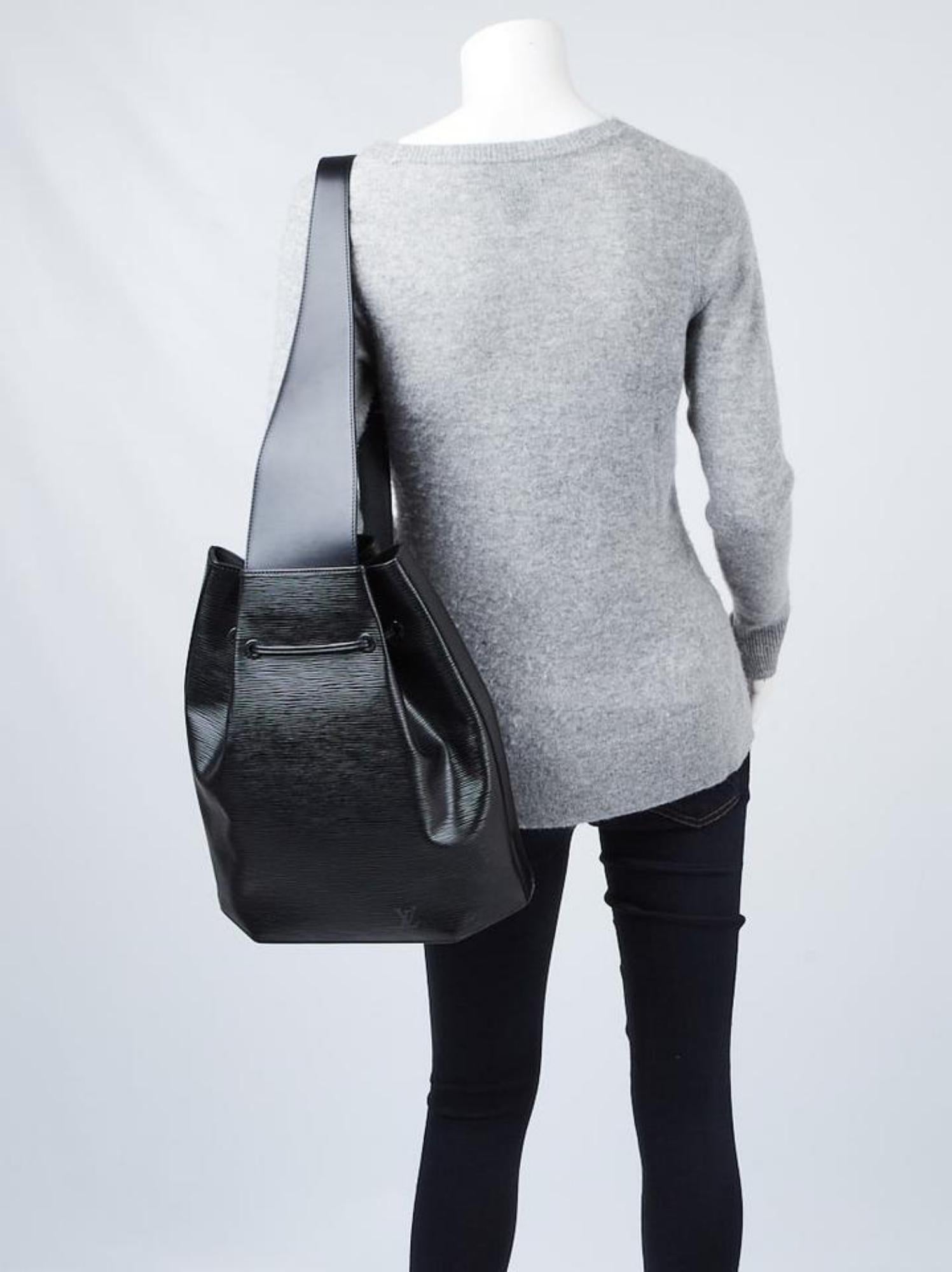Louis Vuitton Black Epi Leather Noir Sac a Dos Sling Backpack with Pouch 1LV1103
Code de date/Numéro de série : VI0958
Fabriqué en : France
Dimensions : Longueur : 11.5 