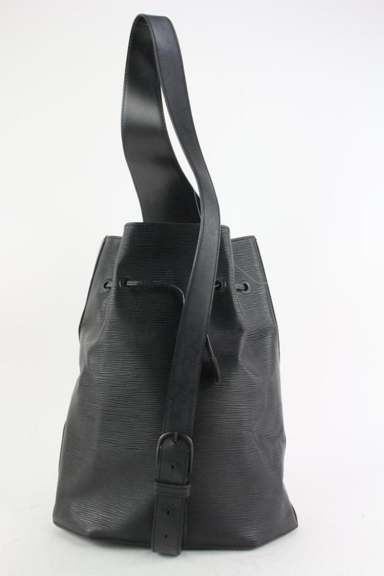 Louis Vuitton Black Epi Leather Noir Sac a Dos Sling Backpack with Pouch 1LV1103 en vente 2