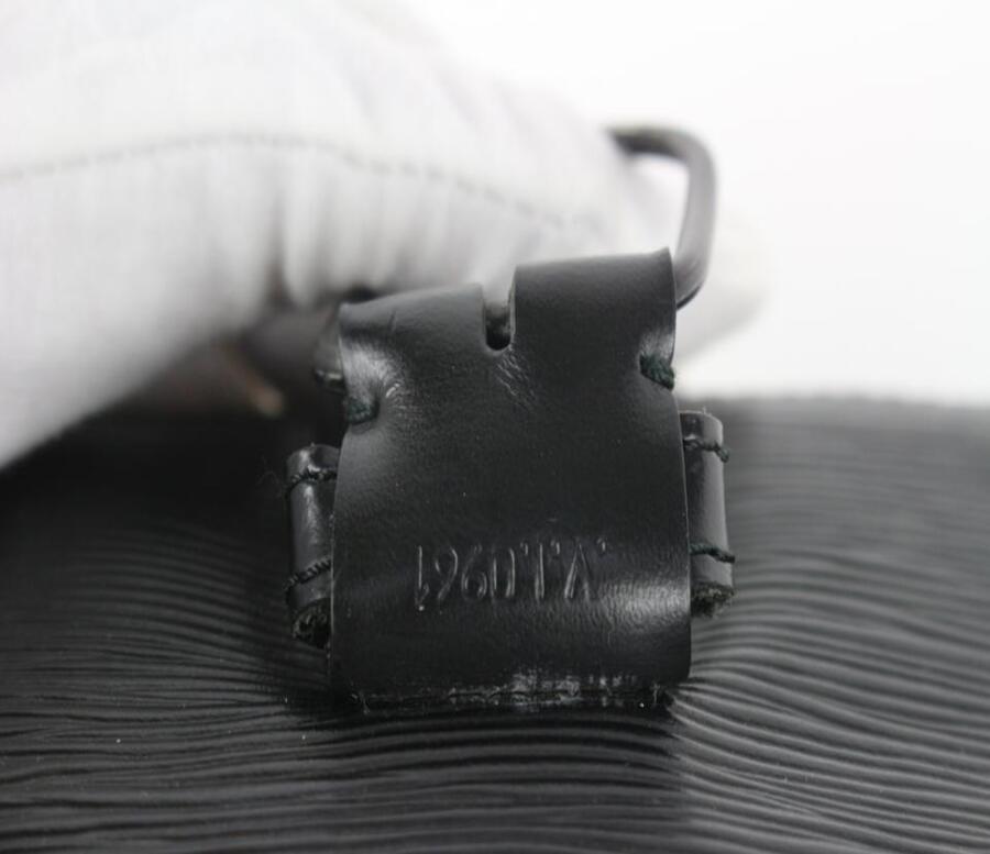 Louis Vuitton Schwarz Epi Leder Noir Sac a Dos Sling Bag mit Beutel 108lv0 im Zustand „Gut“ im Angebot in Dix hills, NY