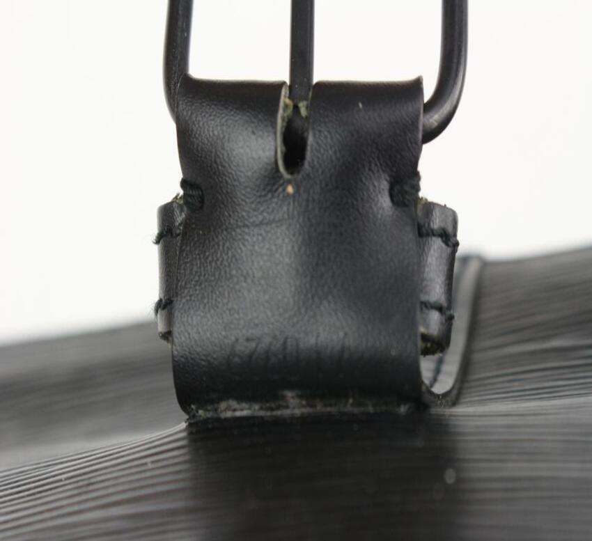 Louis Vuitton Black Epi Leather Noir Sac D'epaule Sling Backpack Hobo 1015lv34 In Good Condition In Dix hills, NY