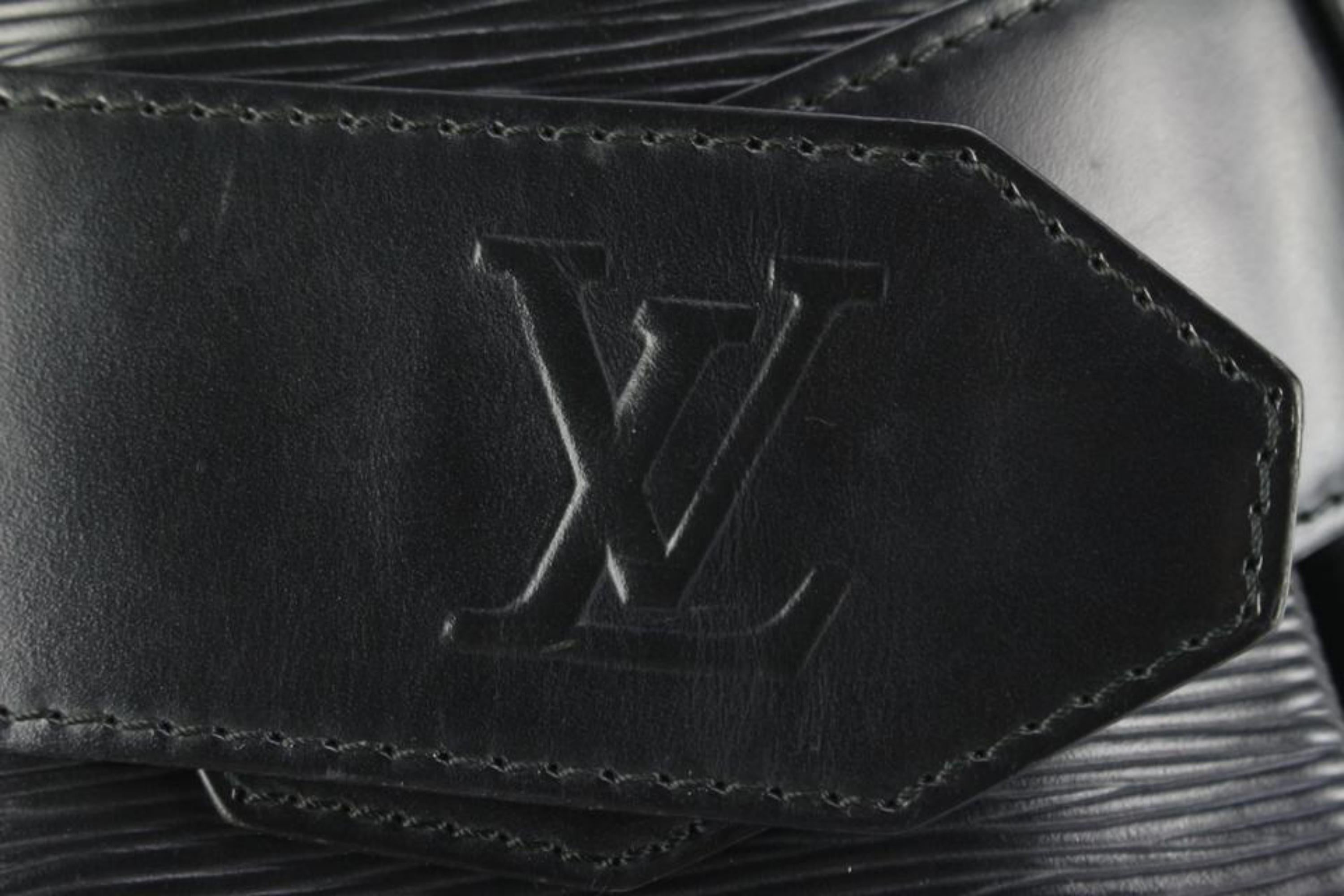 Louis Vuitton Black Epi Leather Noir Sac D'Epaule Twist Bucket with Pouch 26lk53 In New Condition In Dix hills, NY