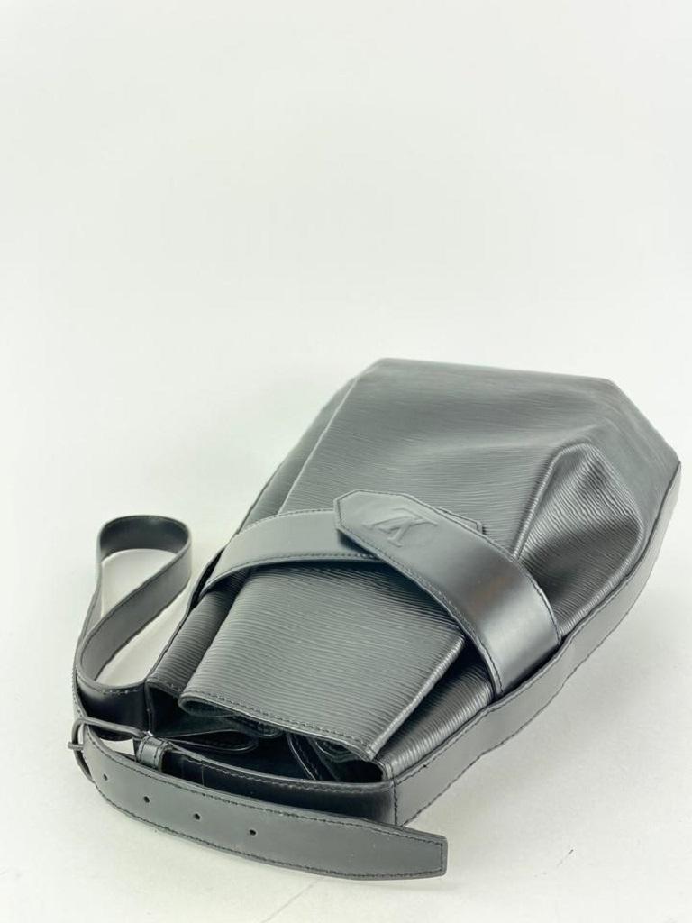Louis Vuitton Black Epi Leather Noir Sac D'epaule with Pouch Twist Bucket 1LV104 For Sale 3