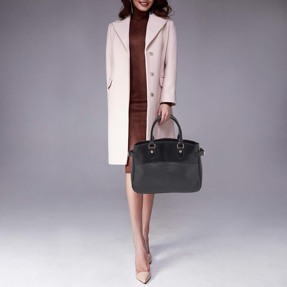 Les sacs de créateurs sont des compagnons idéaux pour de nombreuses occasions. Ici, la mode rencontre la fonctionnalité, avec une grande précision. Il a été doté d'un intérieur bien dimensionné qui peut facilement accueillir vos petits objets