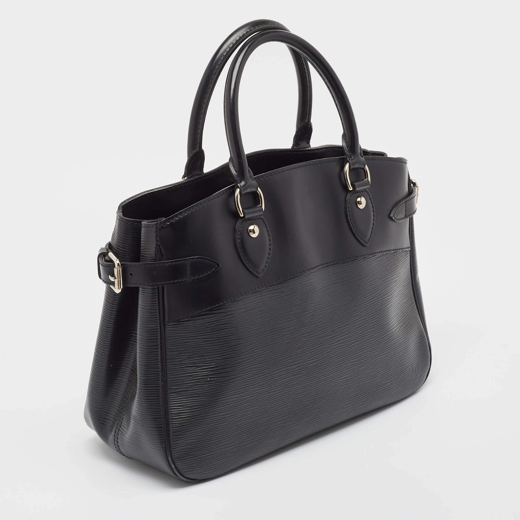 Noir Louis Vuitton - Sac Passy PM en cuir épi noir en vente