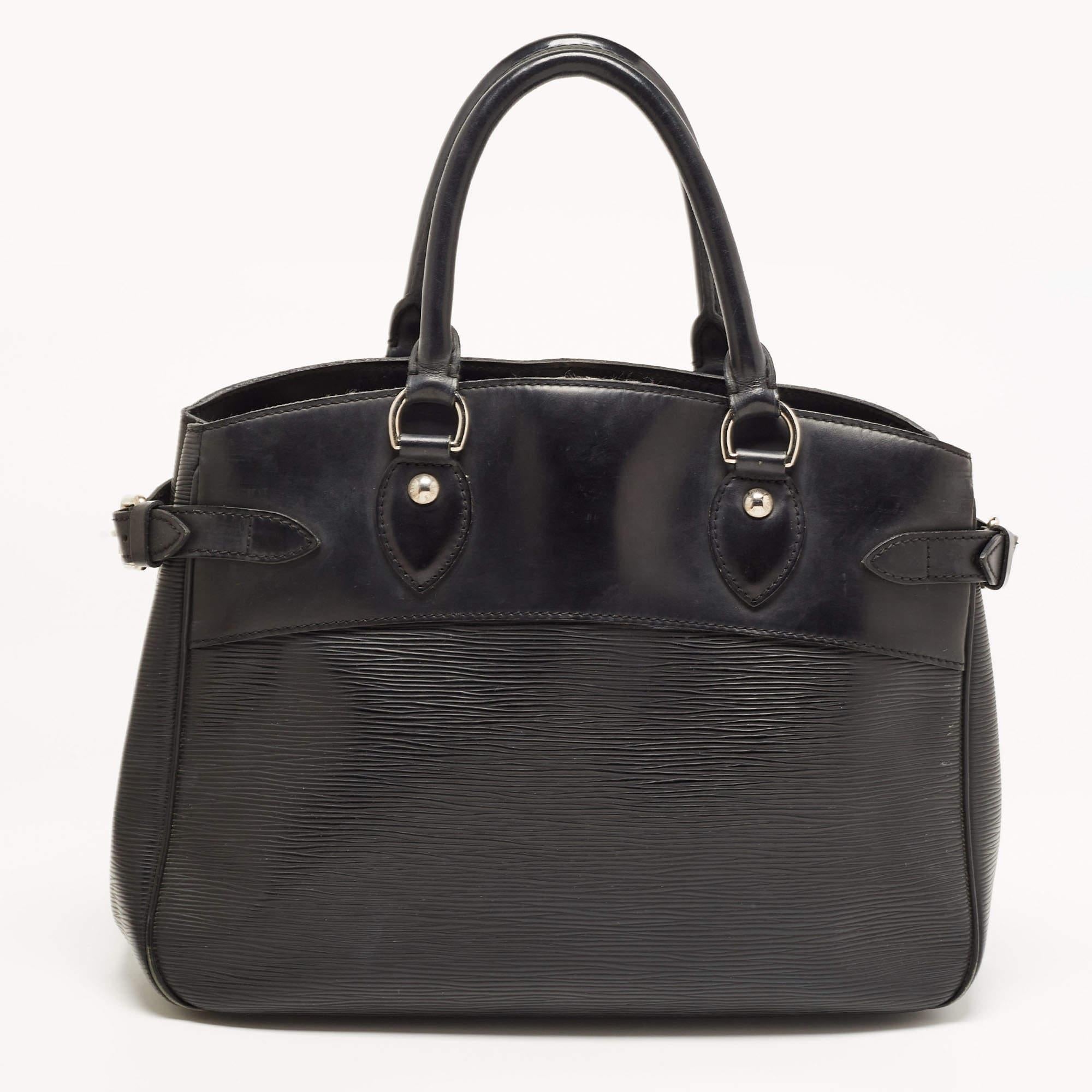 Louis Vuitton Black Epi Leather Passy PM Bag In Fair Condition For Sale In Dubai, Al Qouz 2