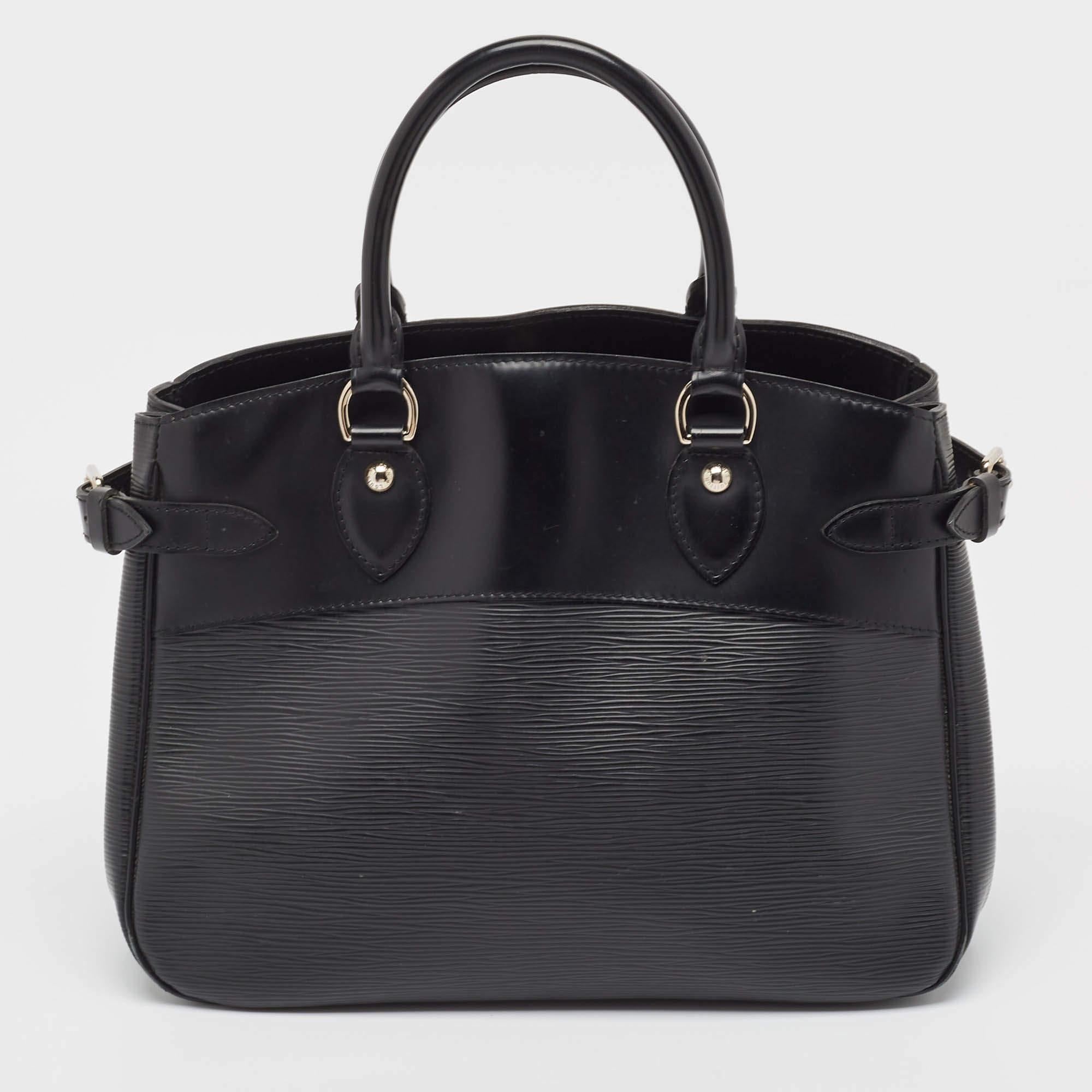 Louis Vuitton - Sac Passy PM en cuir épi noir Bon état - En vente à Dubai, Al Qouz 2