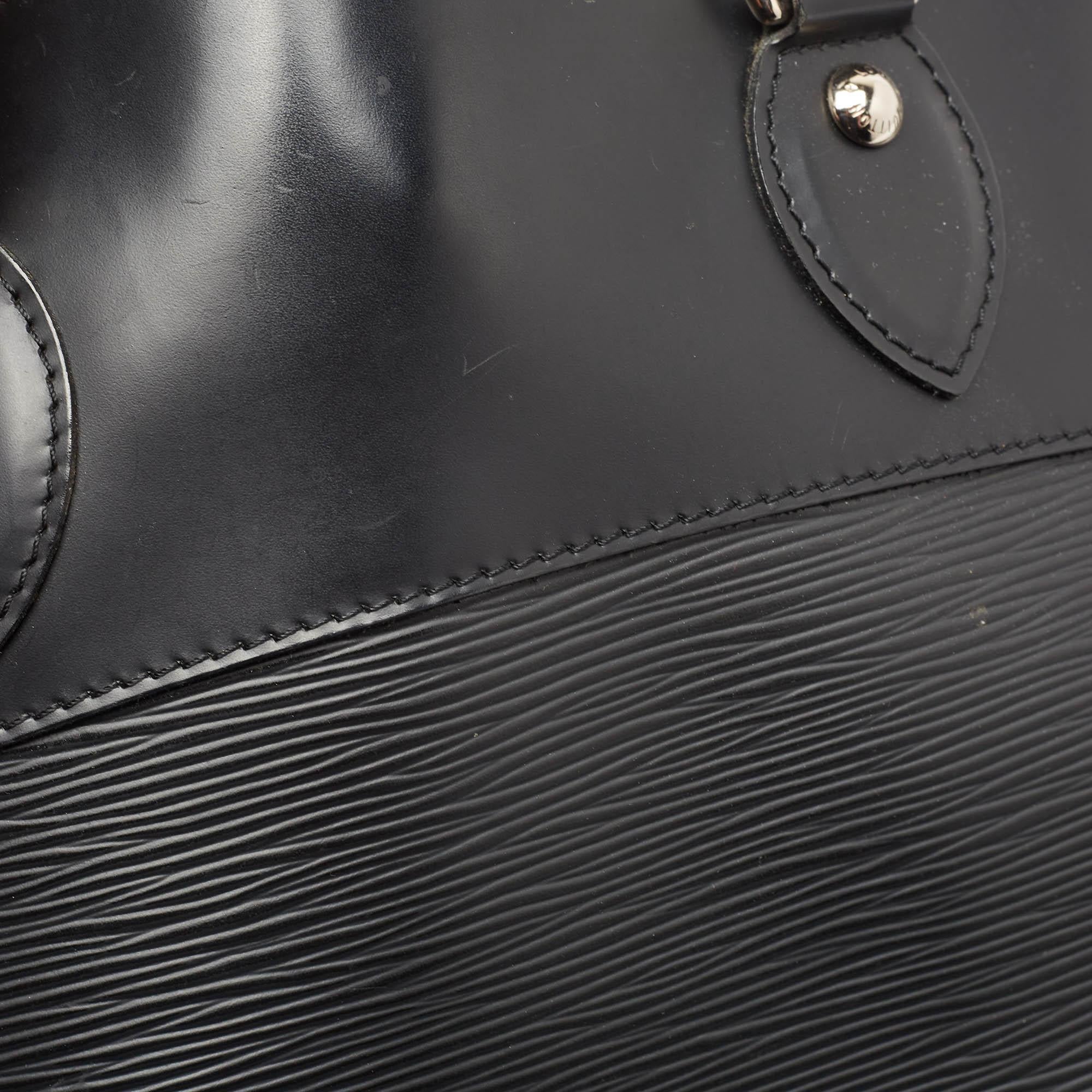 Louis Vuitton - Sac Passy PM en cuir épi noir en vente 1