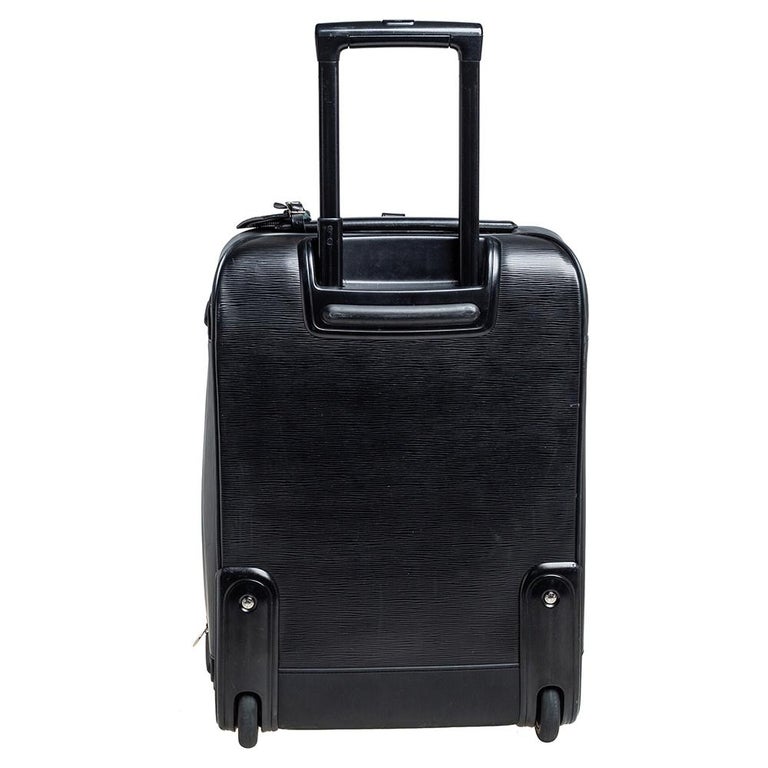 Say hello to your new traveling partner from Louis Vuitton. The exterior has been crafted from Epi leather while the spacious interior is lined with nylon. Equipped with a zip compartment at the front, sturdy handles, two wheels, and a telescopic