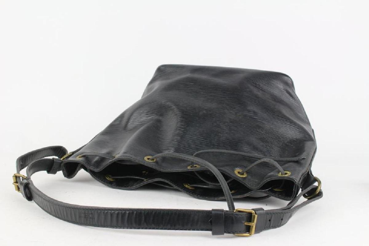 Louis Vuitton Black Epi Leather Petit Noe Drawstring Bucket Hobo Bag 1LV1018  In Good Condition In Dix hills, NY