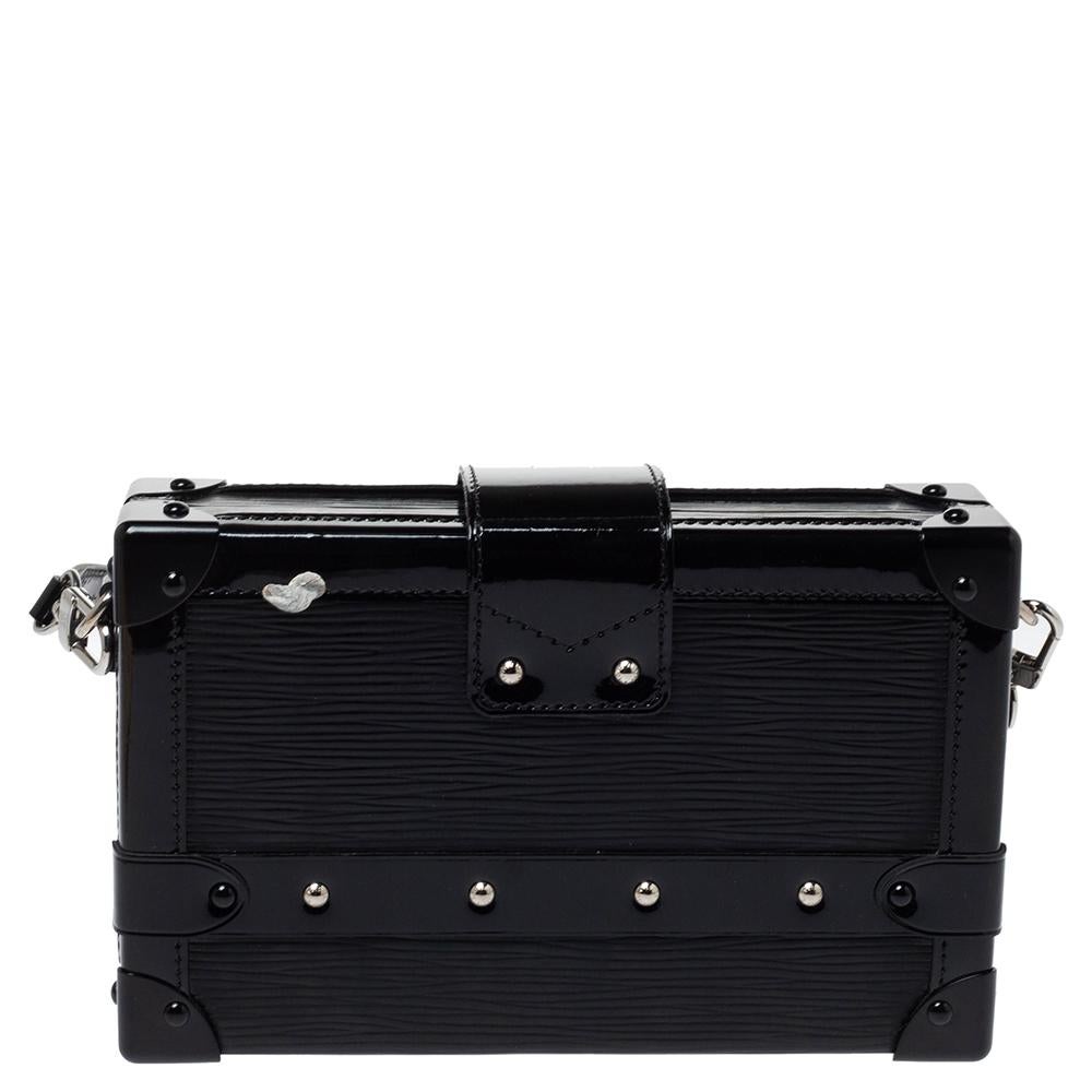 If you're looking for a bag with a blend of modern style and exquisite craftsmanship, this Louis Vuitton Petite Malle bag is the answer. Crafted from epi leather, it features armored corners, a band flap with a logo-engraved S-lock and two trunk