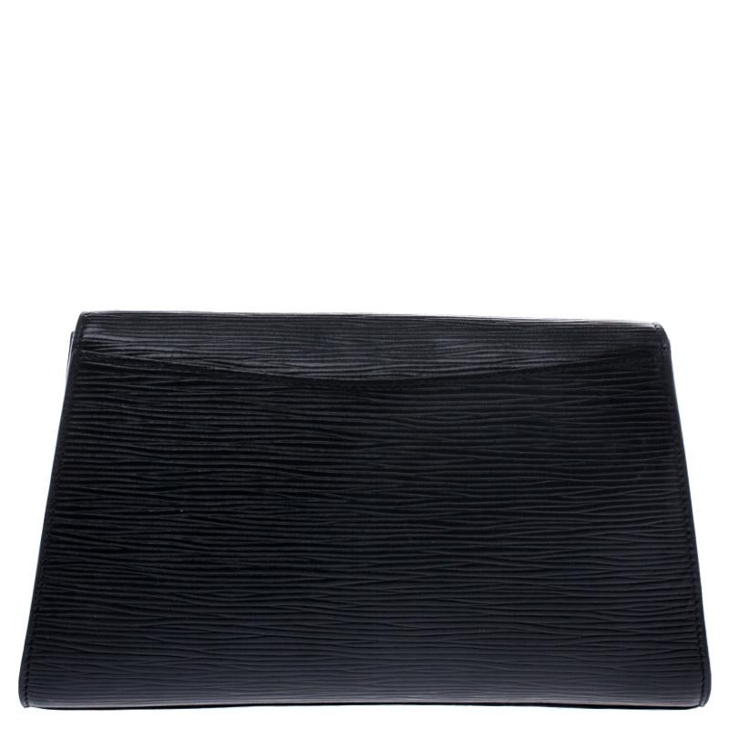 Handy and stylish, this Pochette Felicie is from the house of Louis Vuitton. It has been crafted from Epi leather and comes in an envelope style. The flap opens to an Alcantara interior which will house the essentials you cannot do