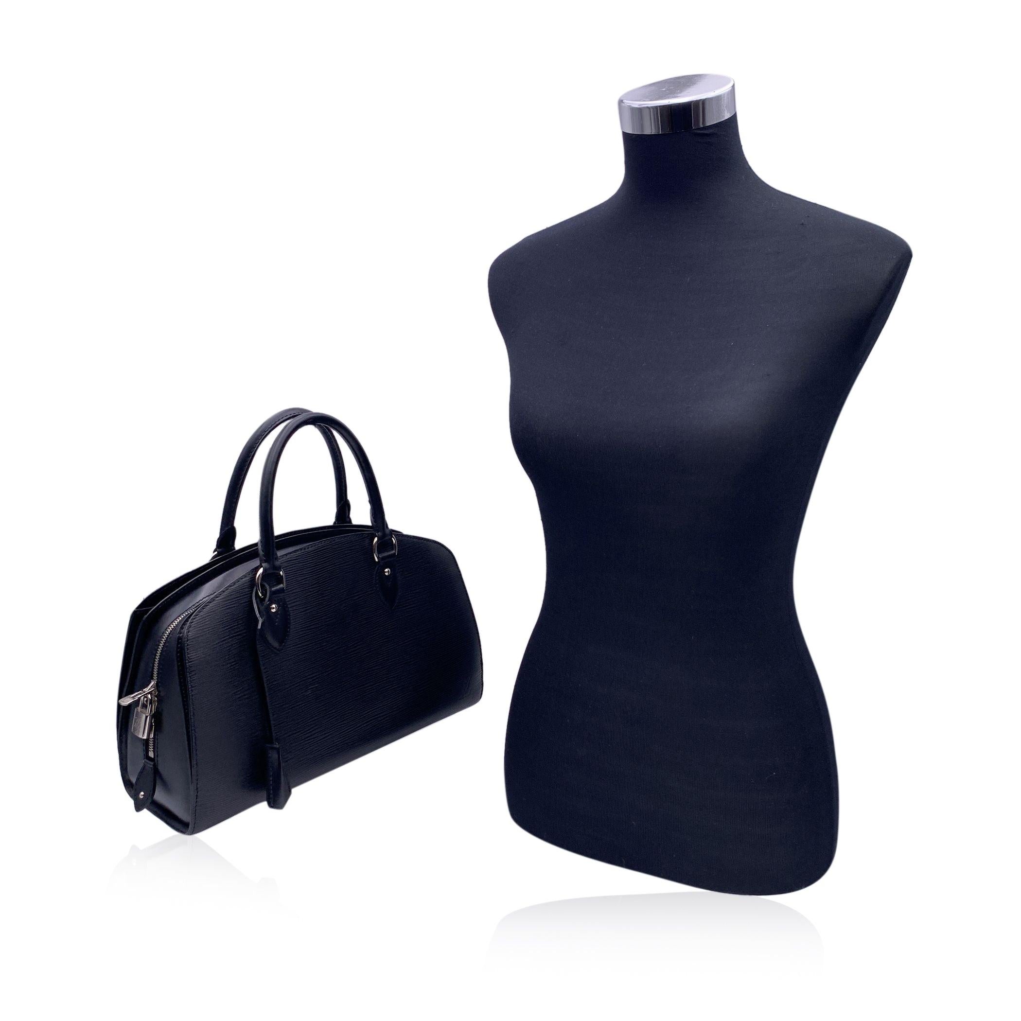This beautiful Bag will come with a certificate of authenticity provided by third party authenticators. The certificate will be provided at no further cost. Louis Vuitton Epi Leather Pont-Neuf PM in black Epi leather. Silver-tone hardware. Double