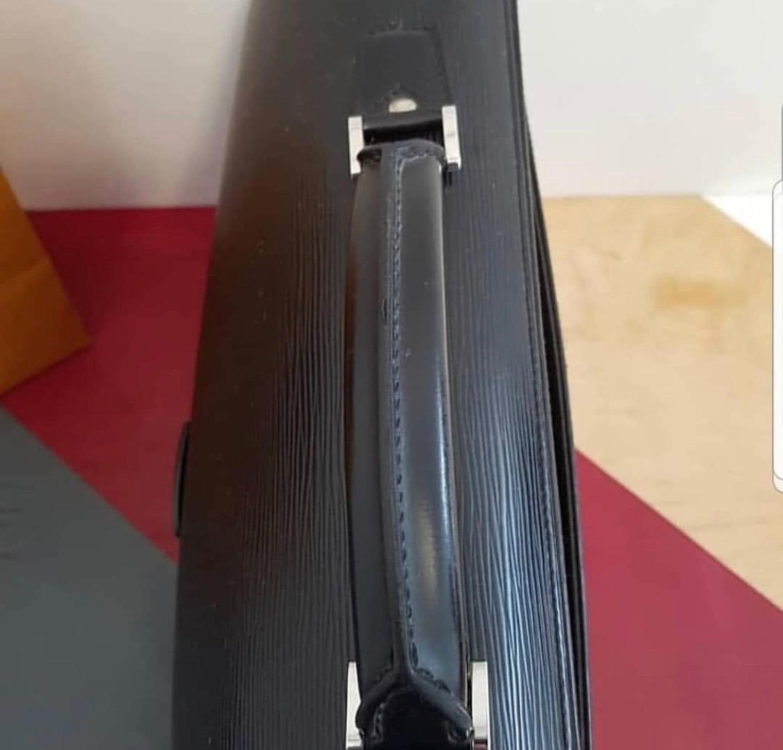 Epi Leder-Aktentasche von Louis Vuitton in Schwarz mit 2 Fächern im Zustand „Hervorragend“ im Angebot in Krakow, PL