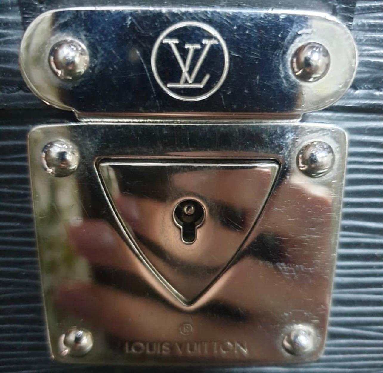 Louis Vuitton - Mallette en cuir épi noir Robusto à 2 compartiments en vente 3