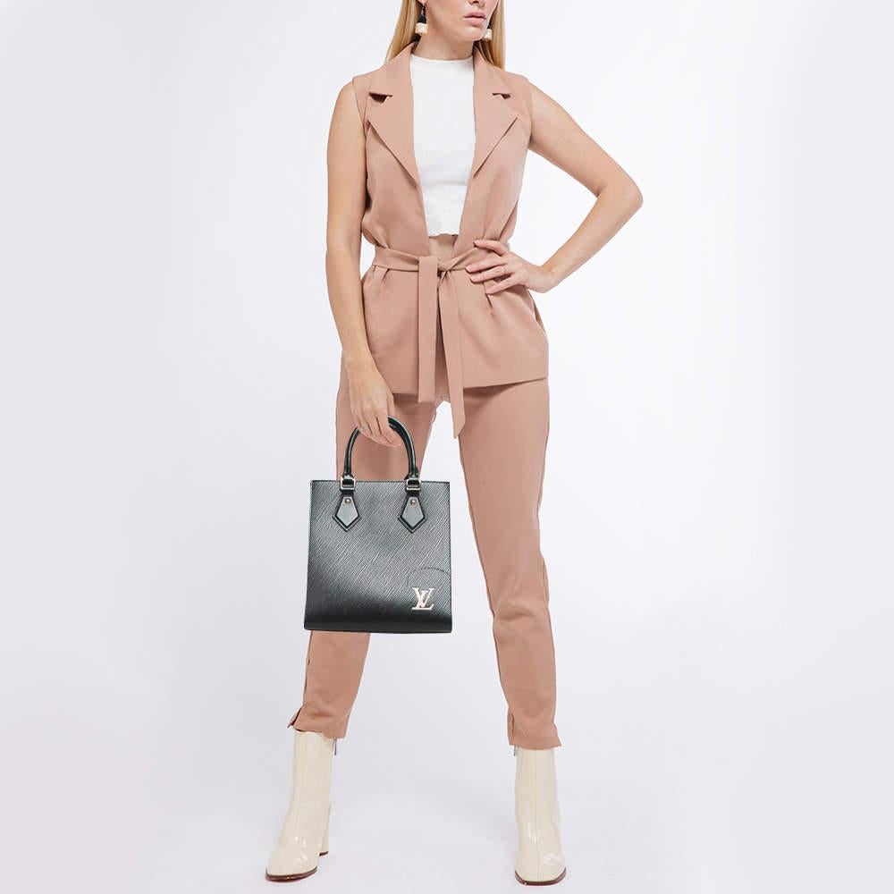 Diese Louis Vuitton Sac Plat BB Tasche ist ein Beispiel für die feinen Designs der Marke, die gekonnt verarbeitet sind und einen klassischen Charme versprühen. Es handelt sich um eine funktionelle Kreation mit einer gehobenen Ausstrahlung.