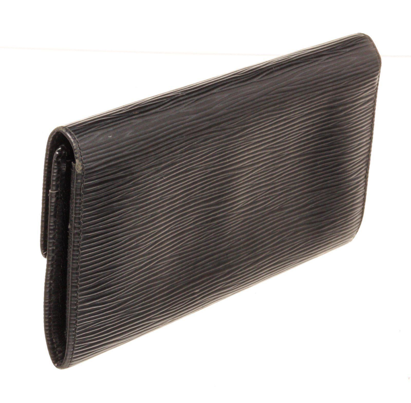 Louis Vuitton Black Epi Leather Sarah Wallet with epi leather, gold-tone  In Good Condition For Sale In Irvine, CA