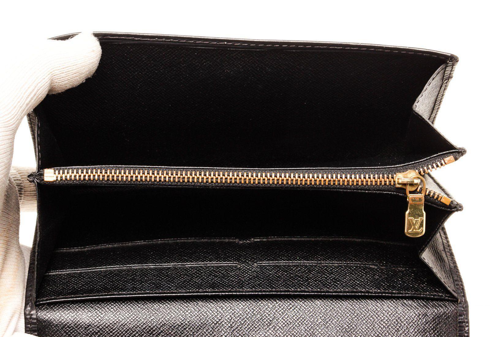 Louis Vuitton Black Epi Leather Sarah Wallet with epi leather, gold-tone  For Sale 2
