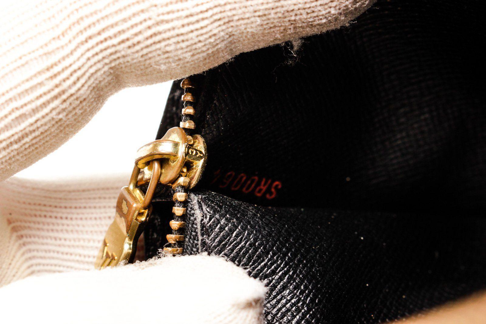 Louis Vuitton Black Epi Leather Sarah Wallet with epi leather, gold-tone  For Sale 3