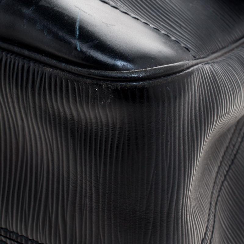 Louis Vuitton Black Epi Leather Segur MM Bag In Good Condition In Dubai, Al Qouz 2