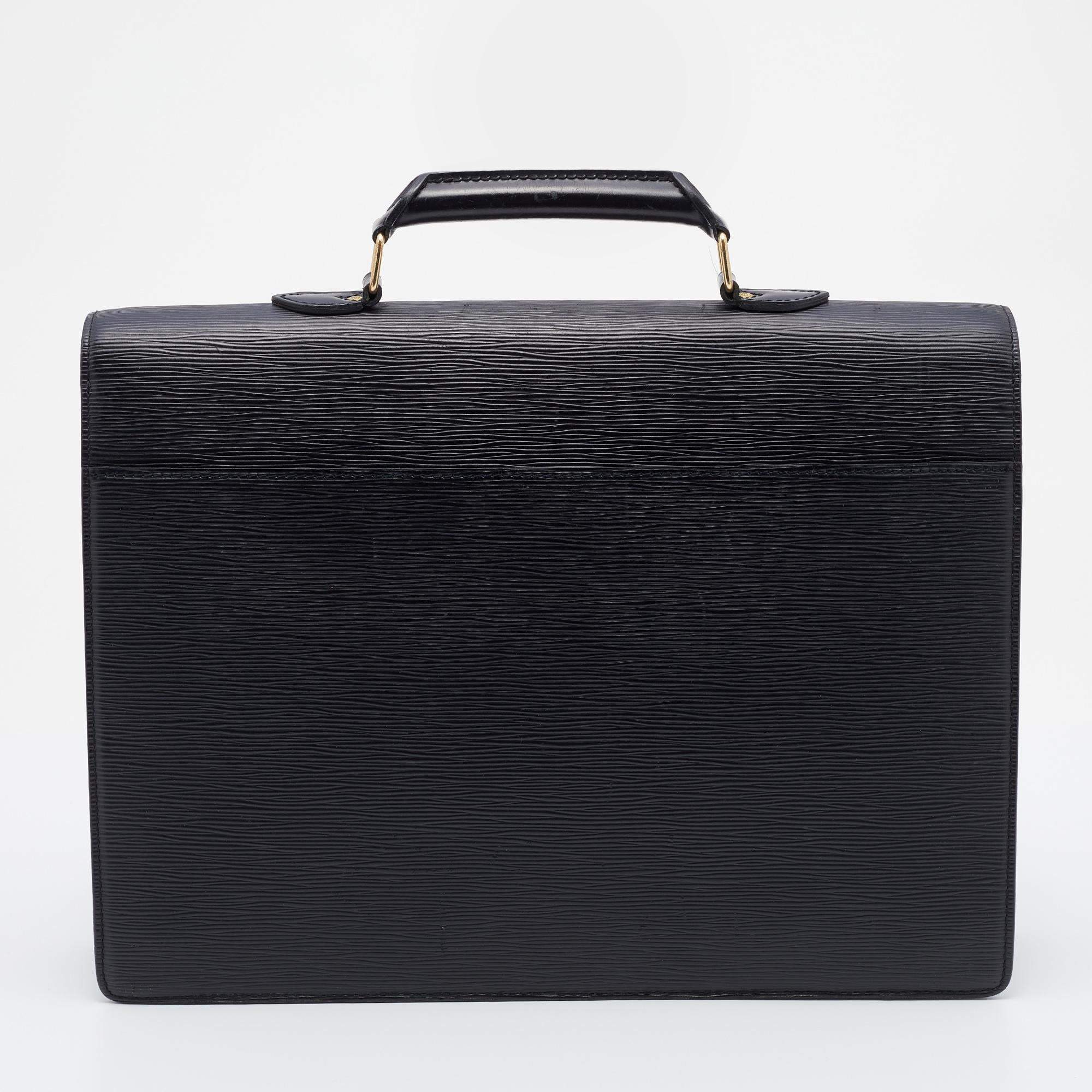 This classic Louis Vuitton Serviette Conseiller business briefcase brings a whole new perspective to the office repertoire. Crafted in iconic black Epi leather, it features a flap secured by a polished press lock, a lined interior for your