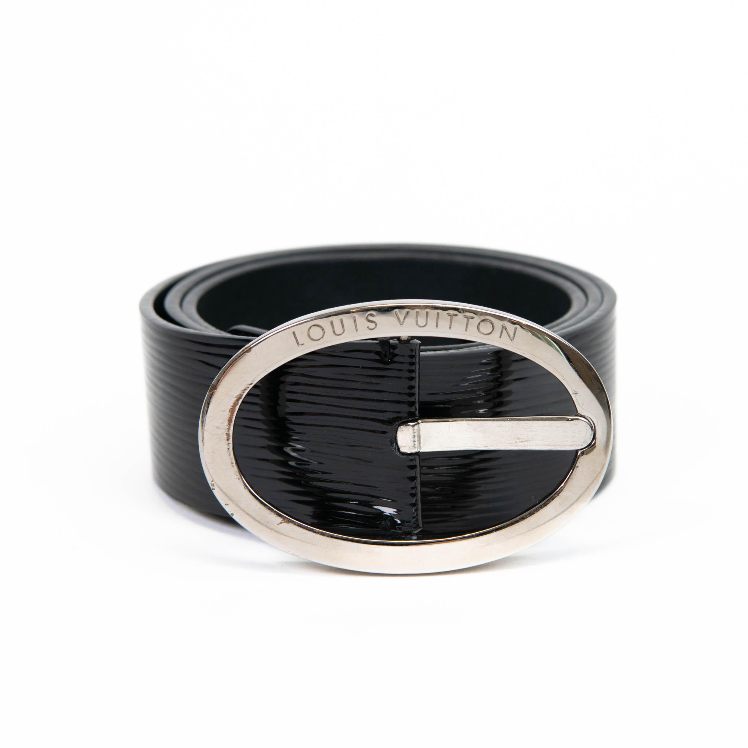 100% authentique

Louis Vuitton Black Epi Leather Silver Buckle Belt 80/32

Excellent état

Livré avec boîte et sac à poussière

RC531757

NM12.5.24

Connue pour son style et sa qualité irréprochables, la marque Louis Vuitton est très admirée dans