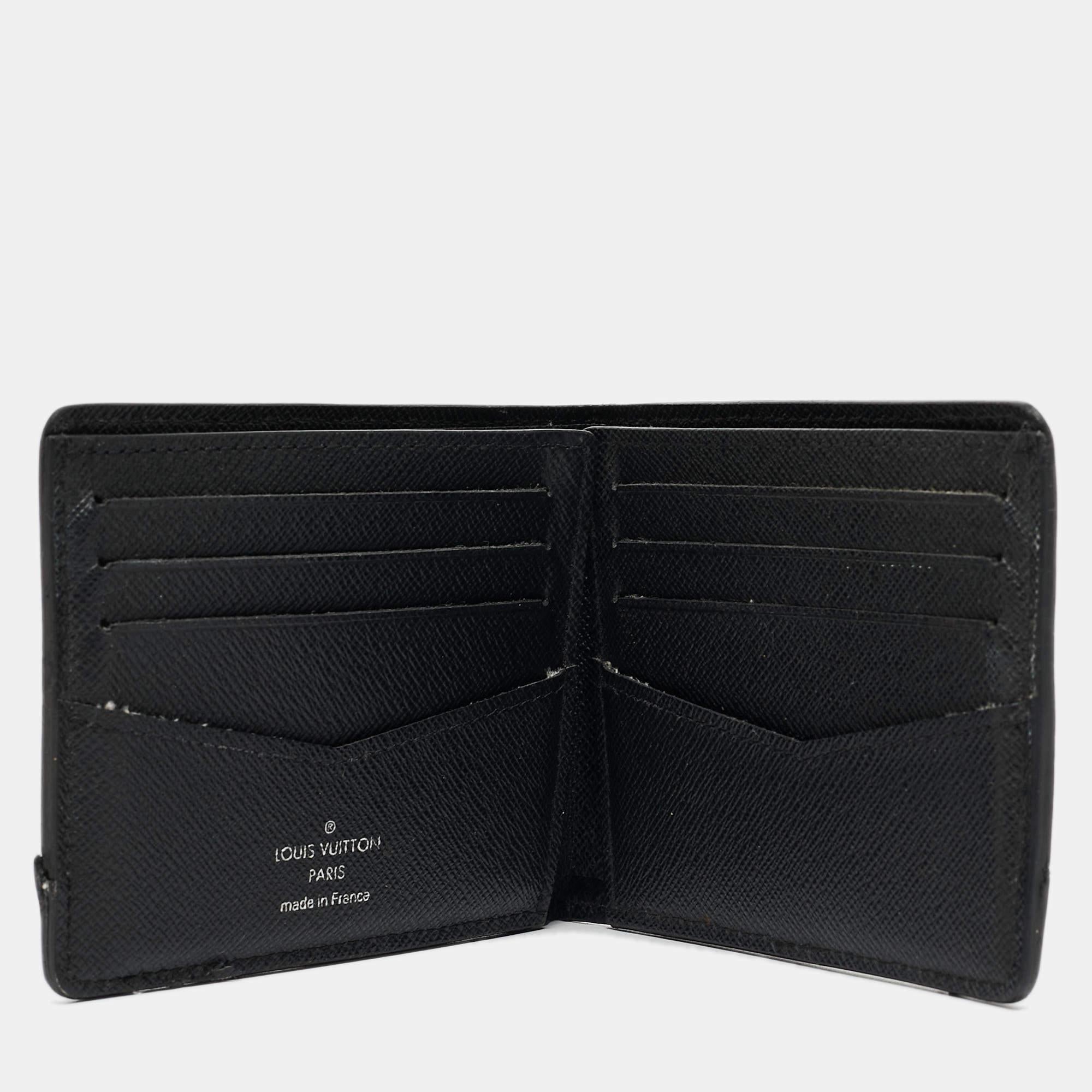 This classy Louis Vuitton black wallet for men brings along a touch of luxury and immense style. It comes perfectly crafted to neatly carry your cards and cash.