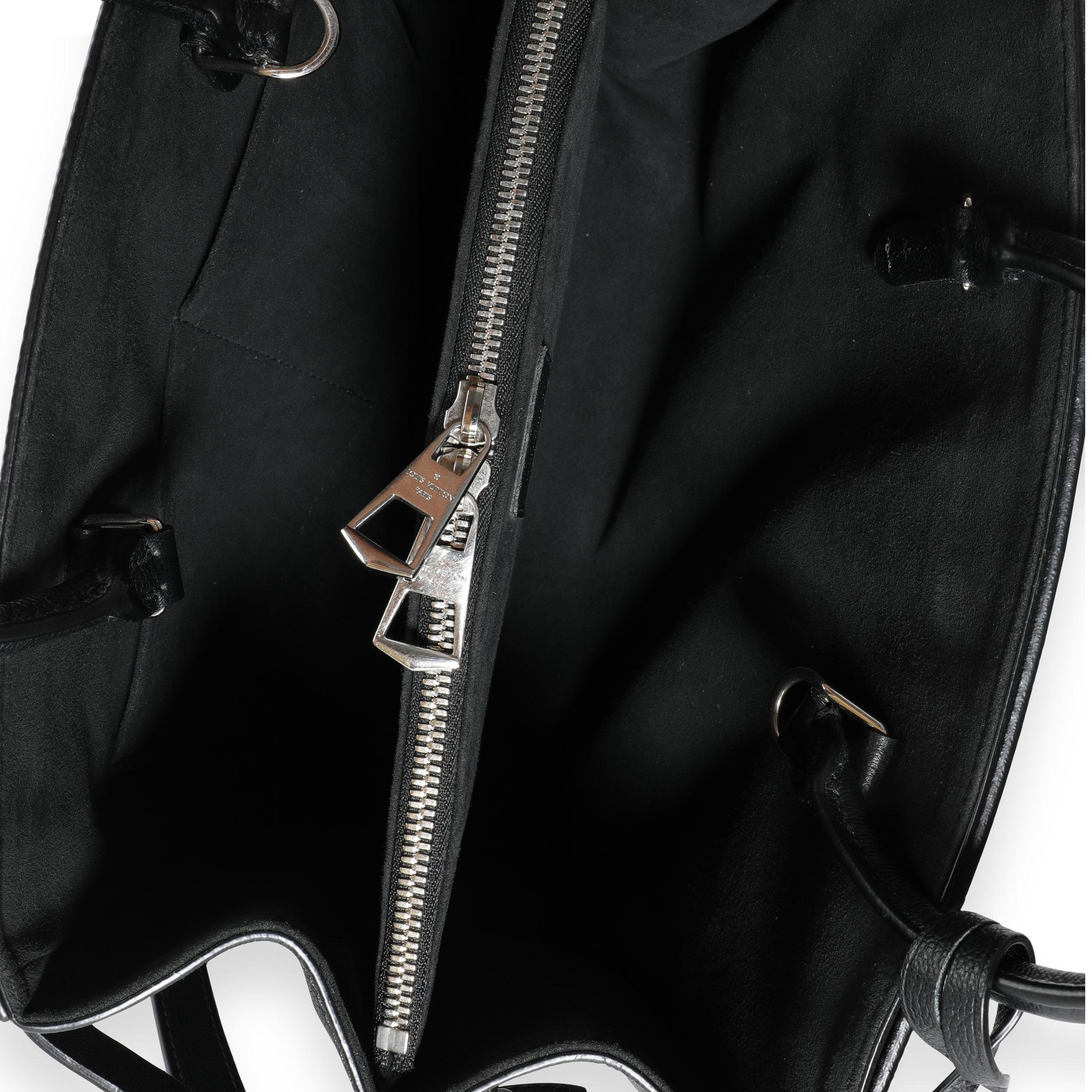Louis Vuitton Tote Twist in pelle Epi nera
SKU: 111503
MSRP: 3,450.00 USD
Condizioni: Usato (3000)
Descrizione della condizione: 
Condizioni della borsa: Molto buono
Commenti sulle condizioni: Condizioni molto buone. Graffi alla ferramenta e ai