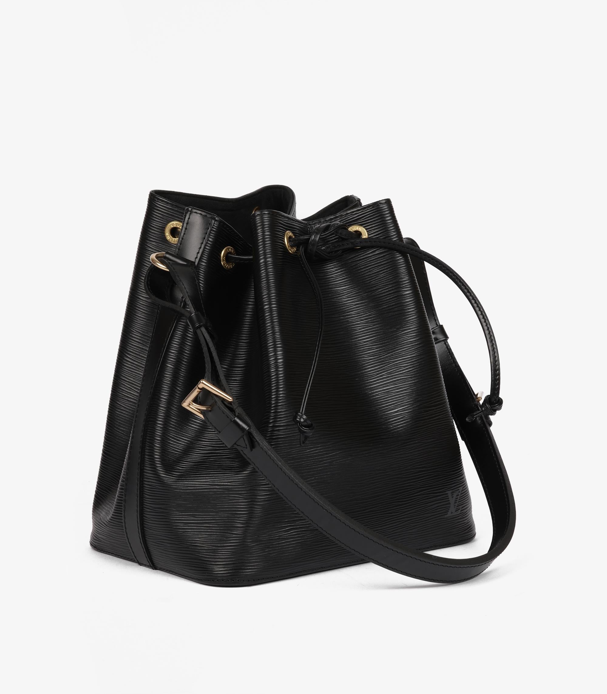 Louis Vuitton Schwarz Epi Leder Vintage Petit Noé

Details zum Produkt
Xupes Ref: HB5852
Marke: Louis Vuitton
Modell: Petit Noé
Typ: Schultern
Seriennummer: AR1904
Alter: 1994
Farbe: Schwarz
Hardware: Goldmessing
MATERIAL(e):