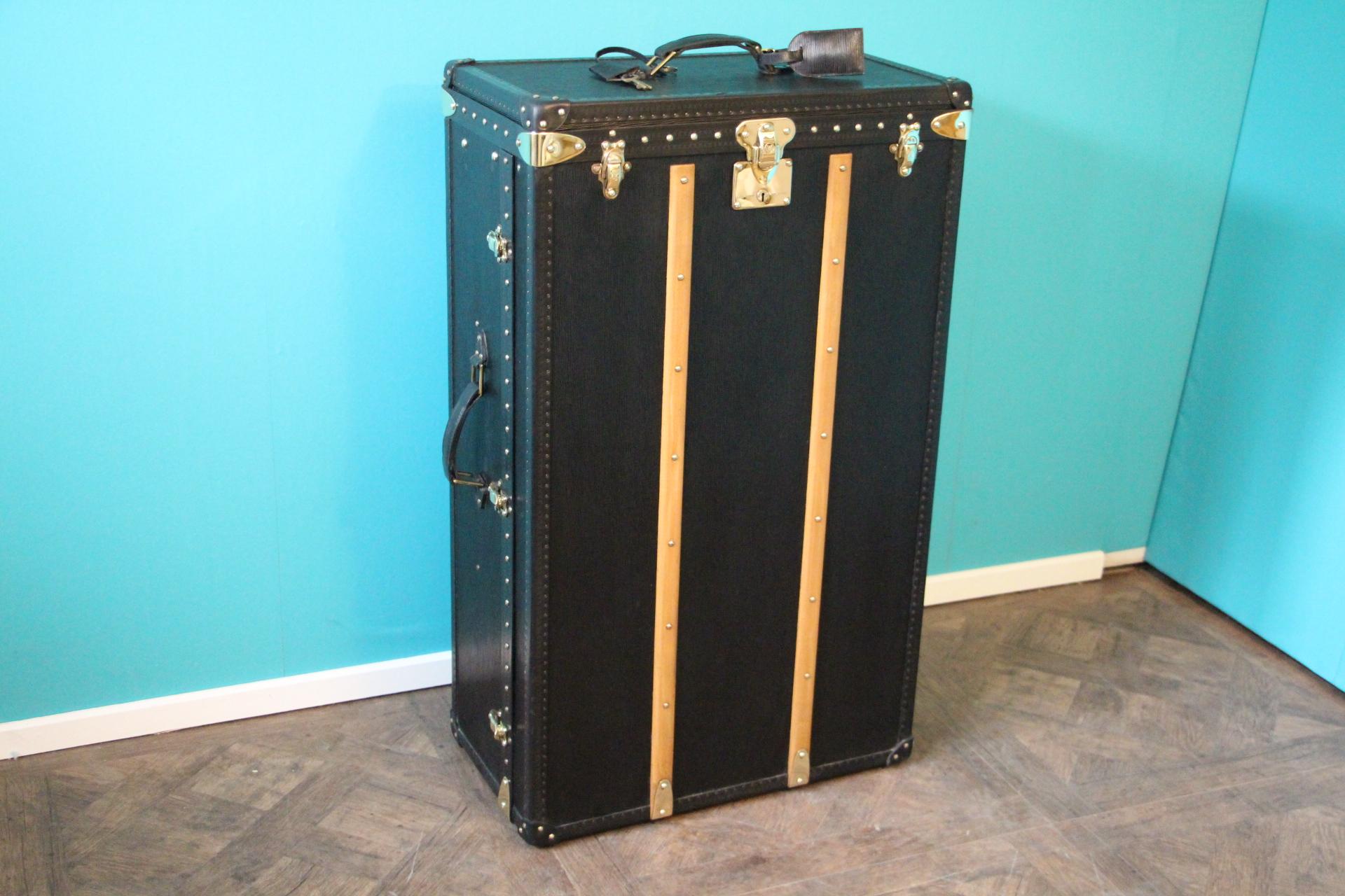 Unusual and top of the range Louis Vuitton trunk, all black epi leather, black leather trim, Louis Vuitton stamped solid brass studs, clasps and main lock.
2 leather handles, one on the top and one on the side.
2 keys, Louis Vuitton key clochette