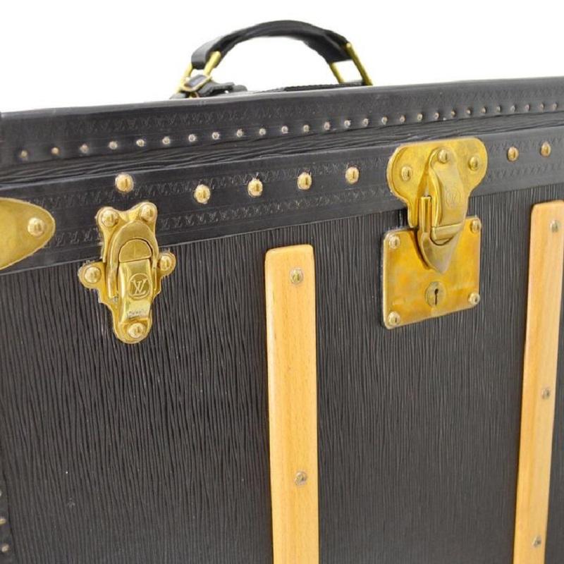 Pre-Owned Vintage Condition
Epi Leather
Wood
Gold Tone Hardware
Velvet Lining
Includes Hanger and Name Tag
Measures 21.75