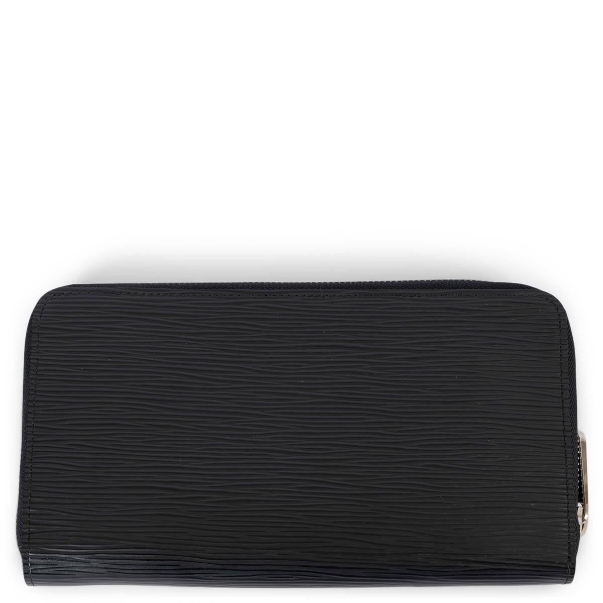 100% authentisches Louis Vuitton Zippy Portemonnaie aus schwarzem Epi-Leder mit umlaufendem Reißverschluss, der sich öffnen lässt, um mehrere Kartenfächer, Taschen und Fächer zu enthüllen. Das Design bietet silberfarbene Beschläge, 2 große Fächer