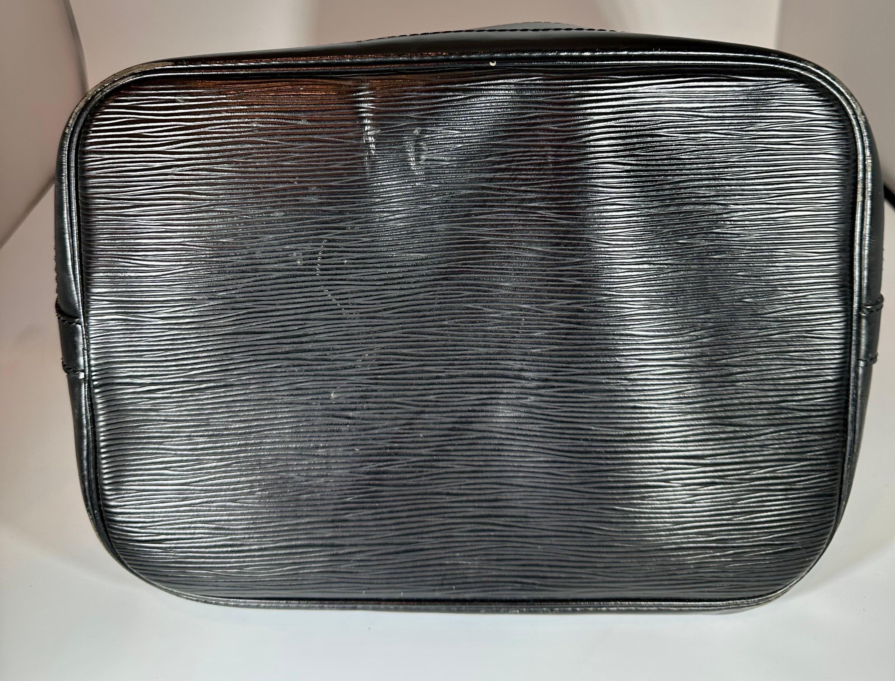 LOUIS VUITTON Black  EPI NOÉ PETITE Drawstring Hand Bag/ Shoulder Bag For Sale 3