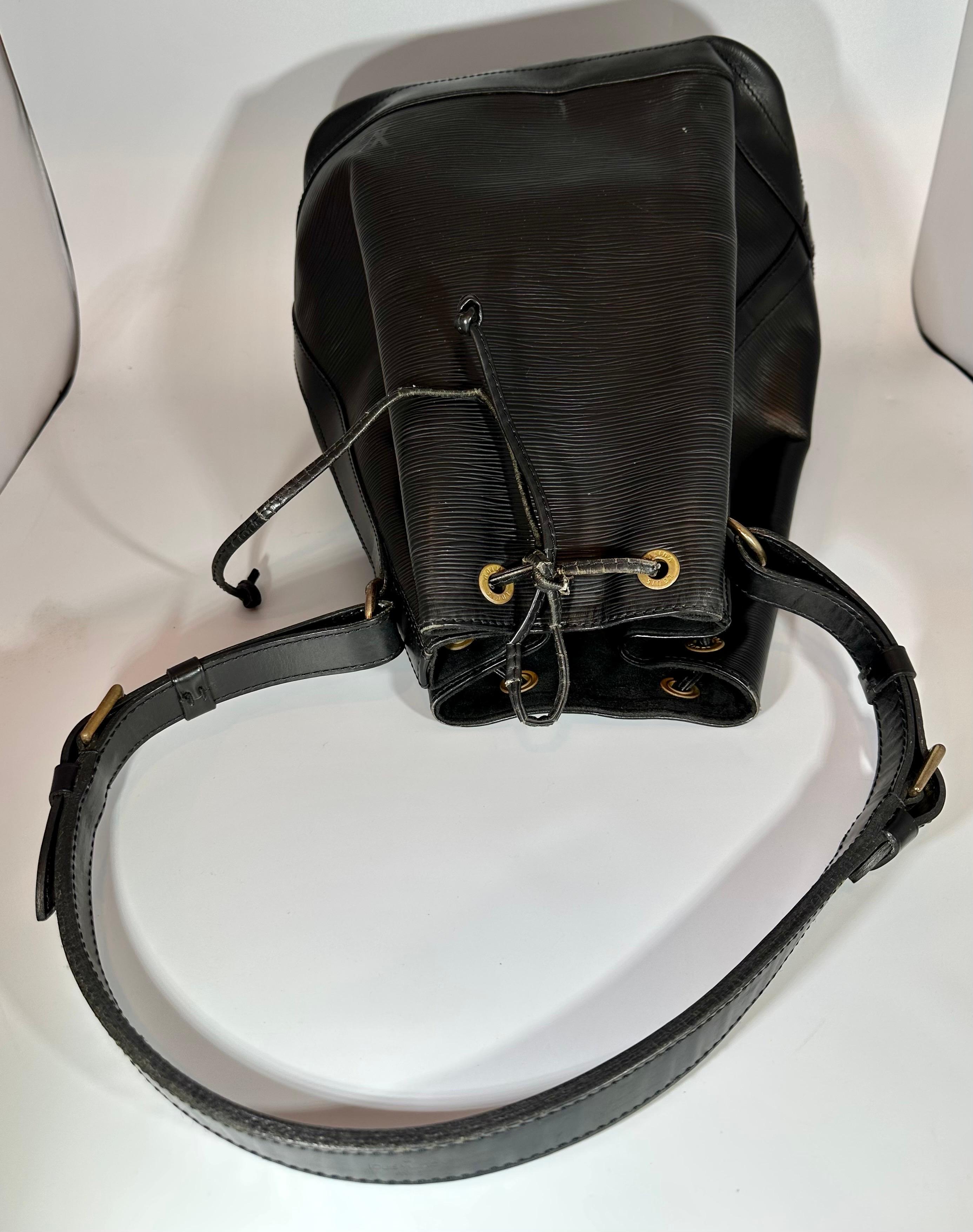 LOUIS VUITTON Black  EPI NOÉ PETITE Drawstring Hand Bag/ Shoulder Bag For Sale 4