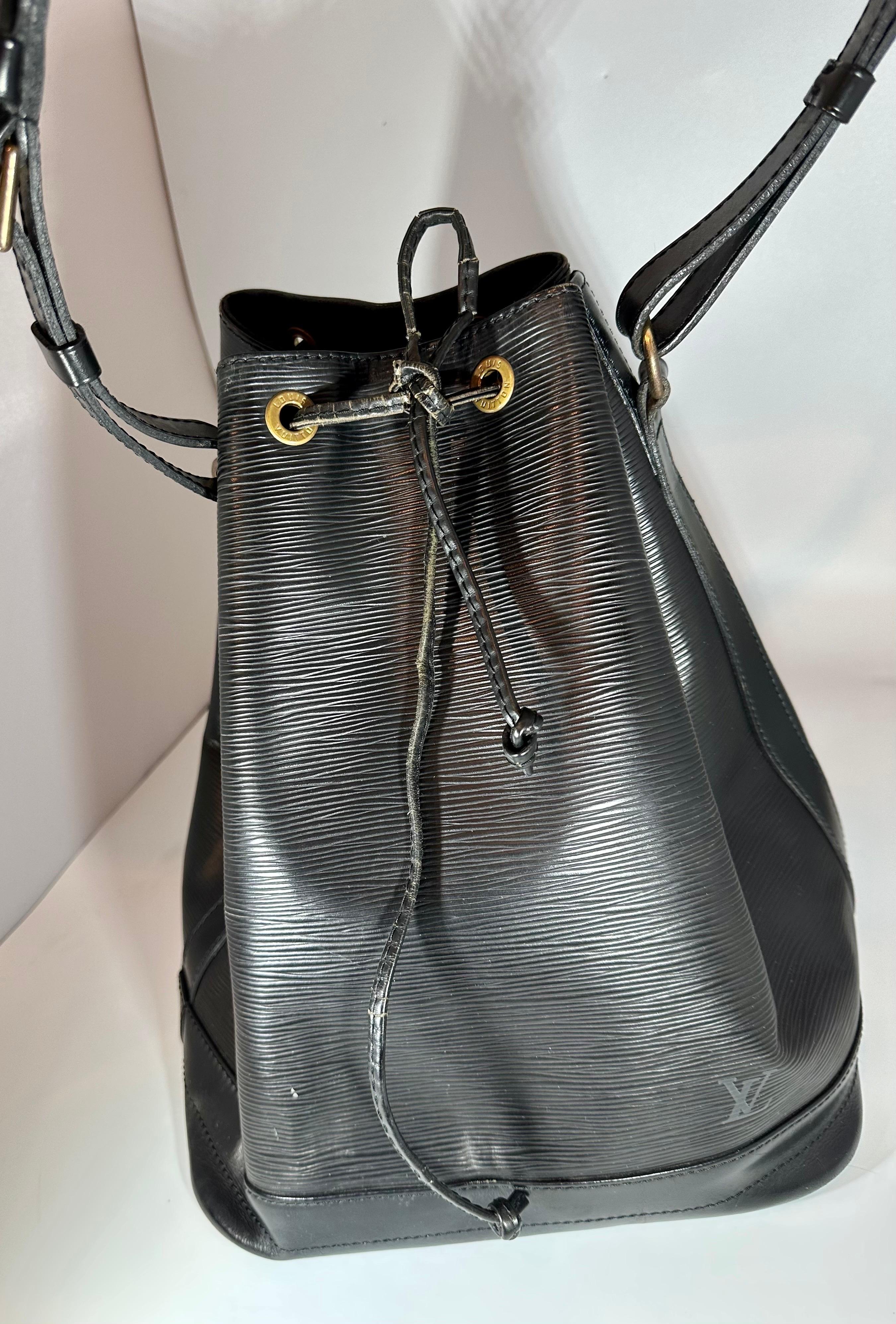 LOUIS VUITTON Black  EPI NOÉ PETITE Drawstring Hand Bag/ Shoulder Bag For Sale 5