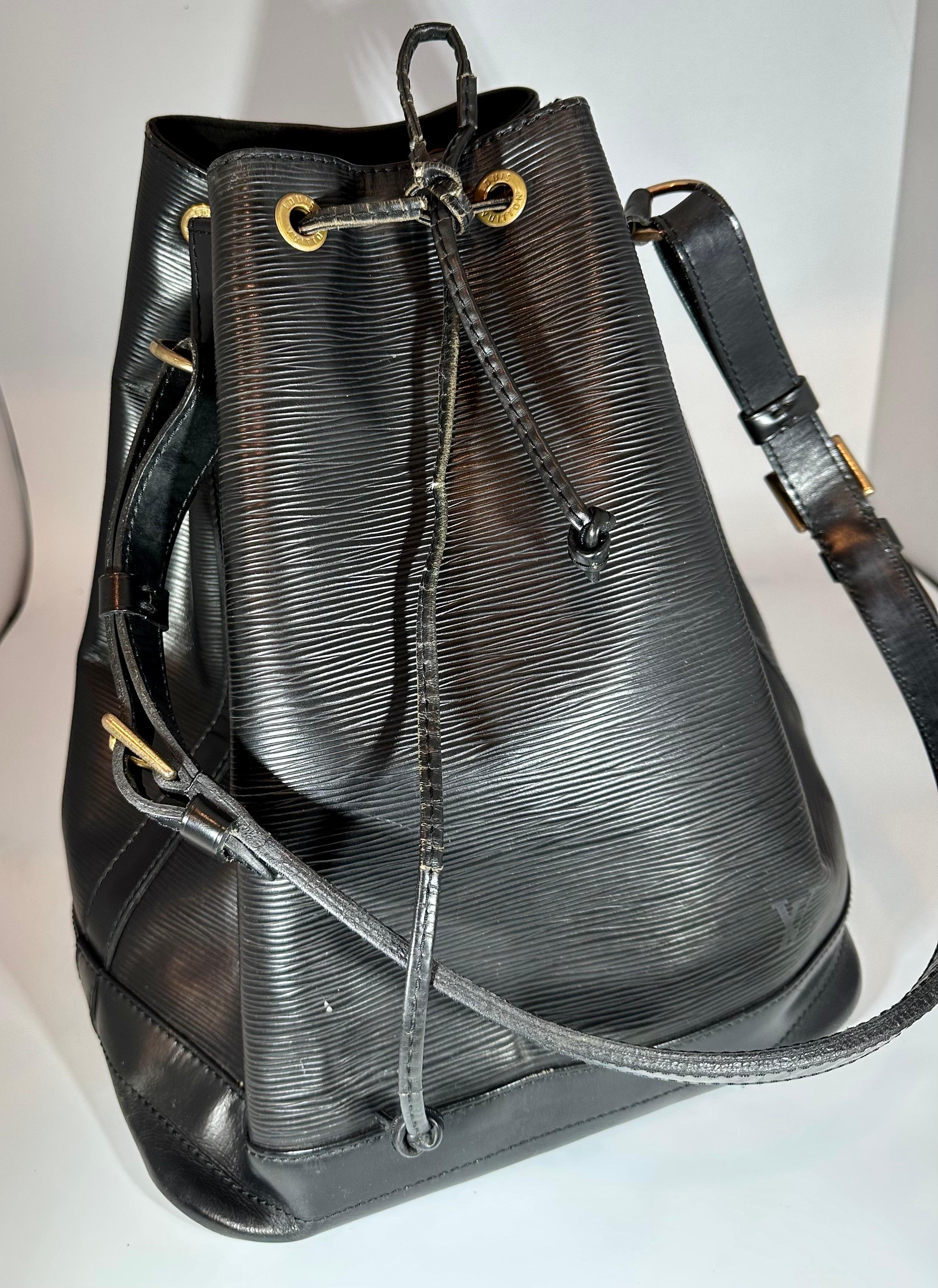 LOUIS VUITTON Black  EPI NOÉ PETITE Drawstring Hand Bag/ Shoulder Bag For Sale 6
