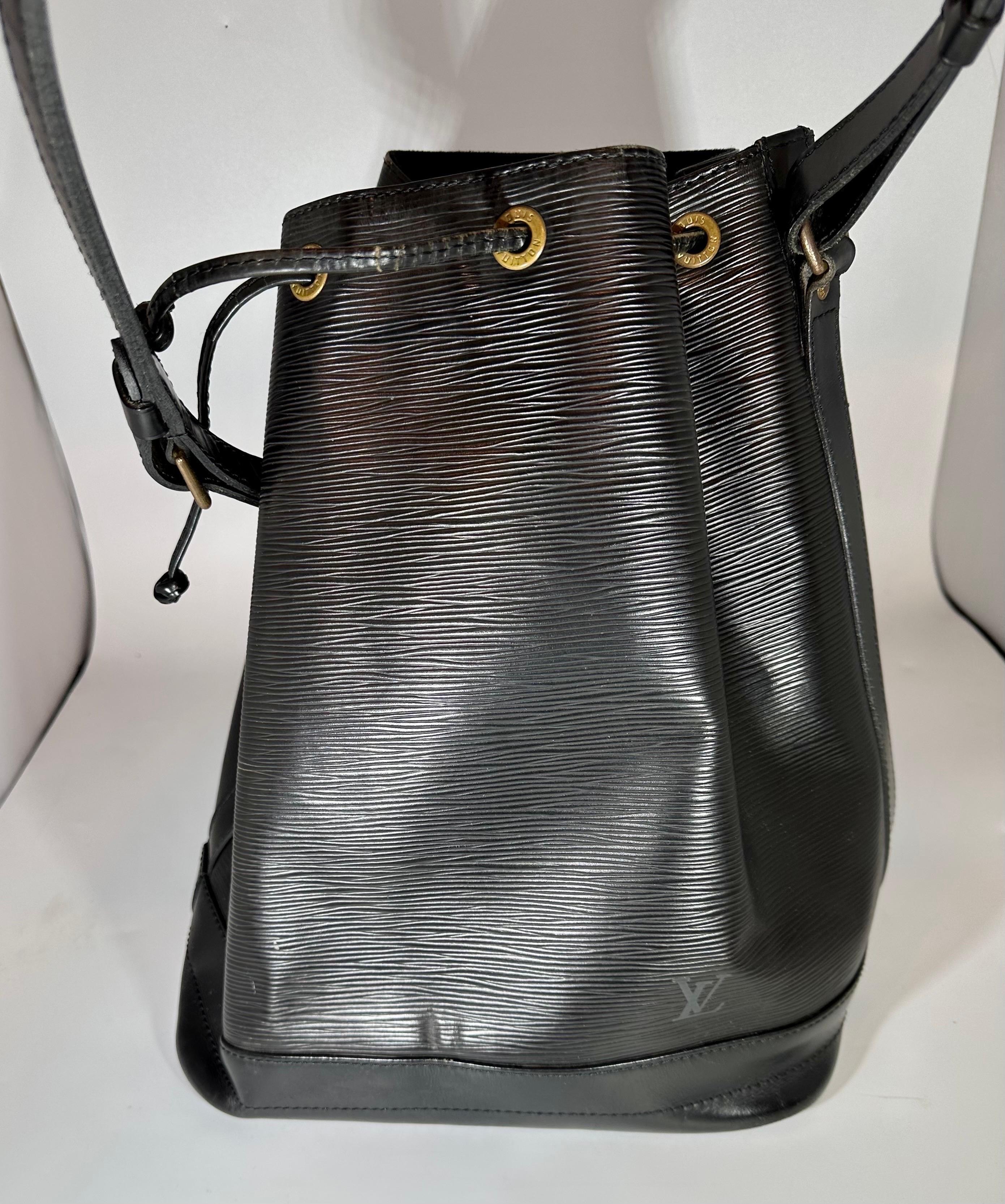 LOUIS VUITTON Black  EPI NOÉ PETITE Drawstring Hand Bag/ Shoulder Bag For Sale 7