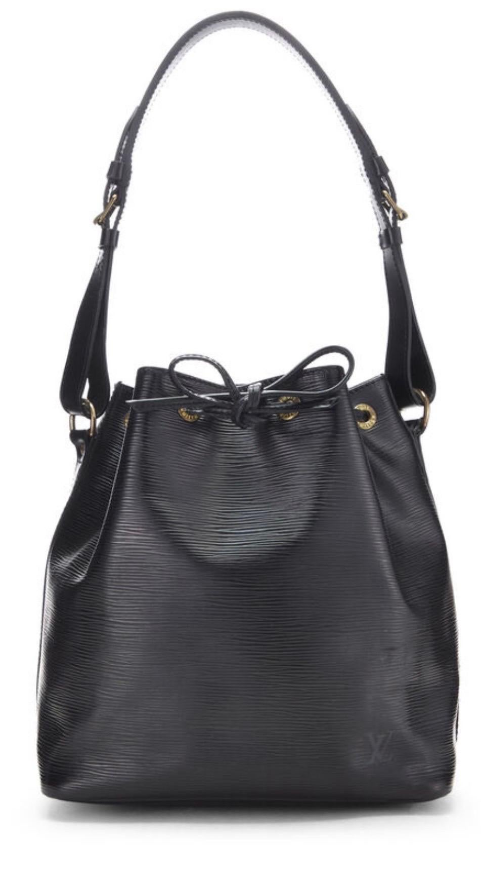 LOUIS VUITTON Black  EPI NOÉ PETITE Drawstring Hand Bag/ Shoulder Bag In Good Condition For Sale In New York, NY