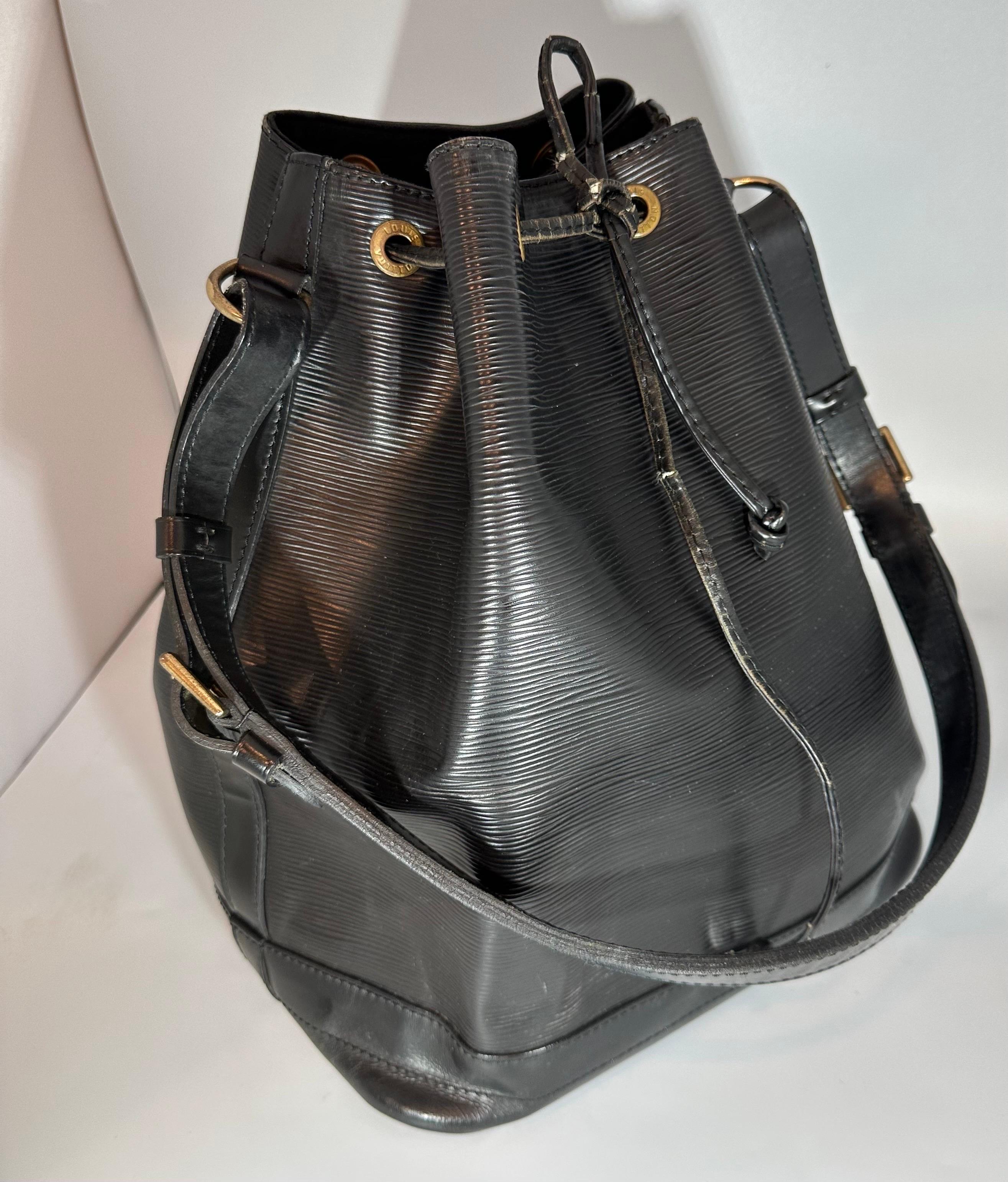 LOUIS VUITTON Black  EPI NOÉ PETITE Drawstring Hand Bag/ Shoulder Bag For Sale 1