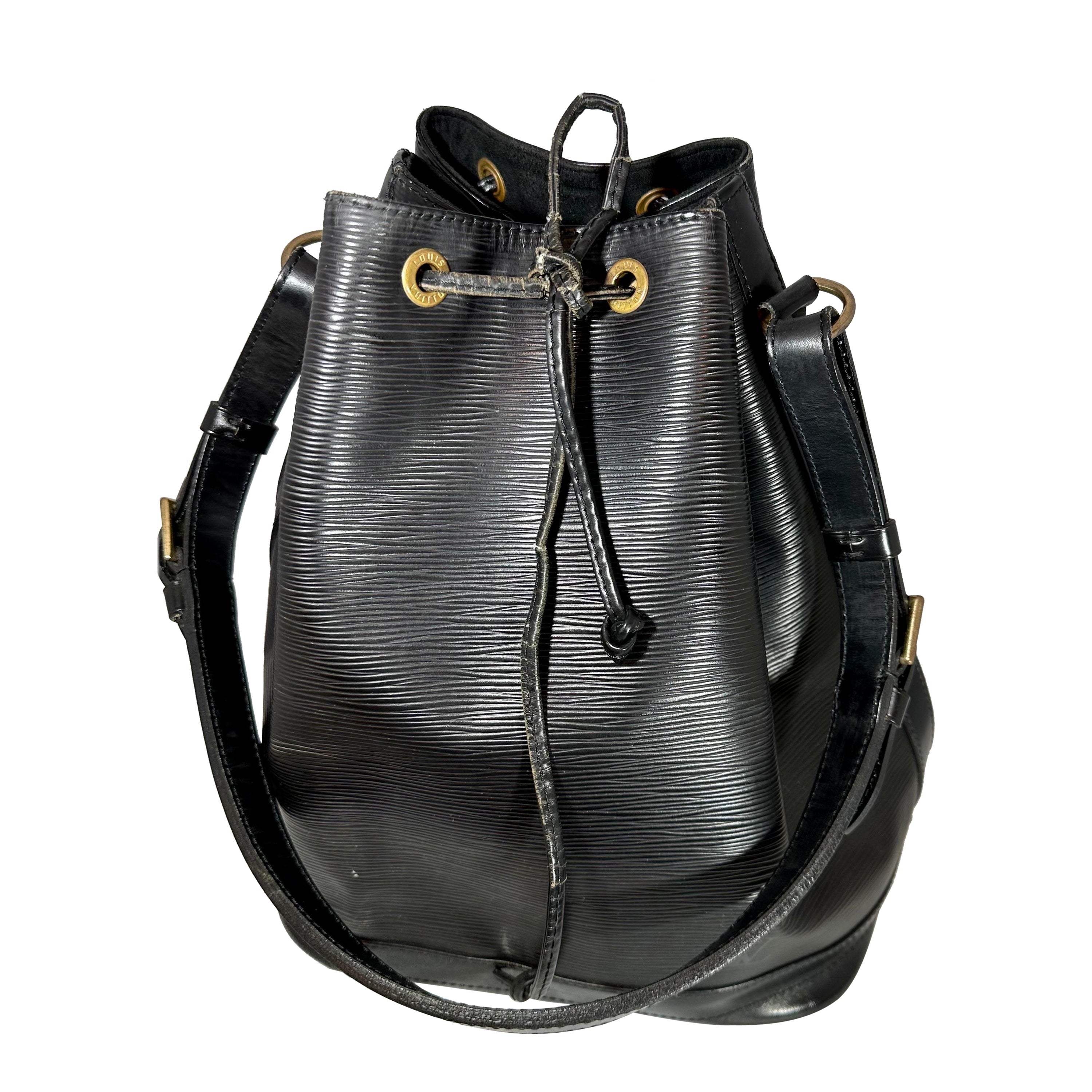 LOUIS VUITTON Schwarz  EPI NOÉ PETITE Handtasche mit Kordelzug/ Umhängetasche