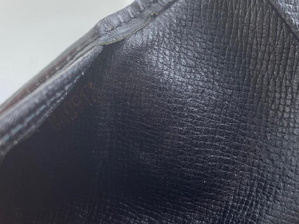 Louis Vuitton Black Epi Noir Long Bifold Card Brazza 4la520 Wallet In Good Condition For Sale In Dix hills, NY