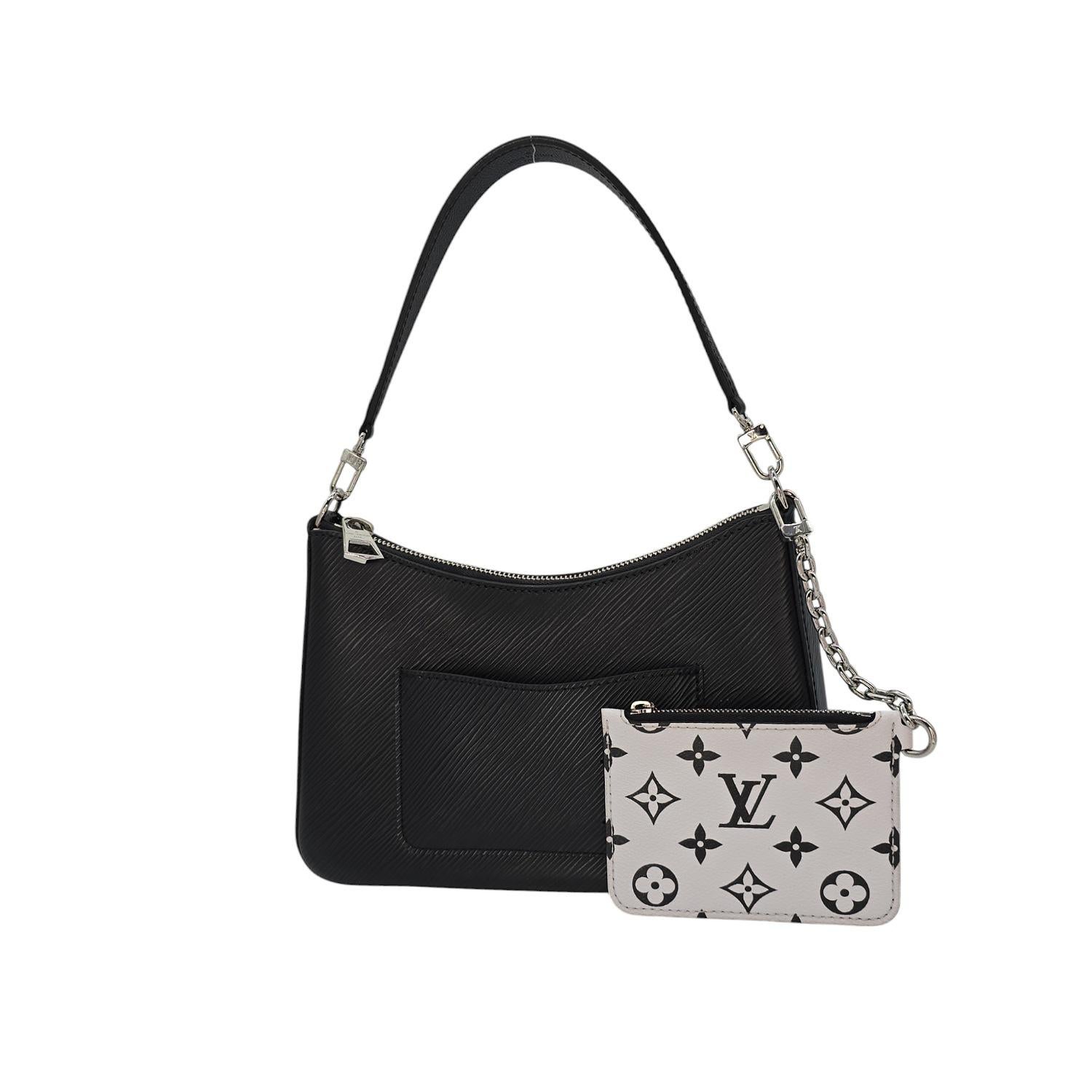 Ce sac à main Louis Vuitton sophistiqué est un accessoire luxueux en cuir Epi noir et en métal argenté. Il est doté d'une poignée plate en cuir, d'une bandoulière réglable et d'une pochette amovible montée sur une chaîne. L'intérieur spacieux en