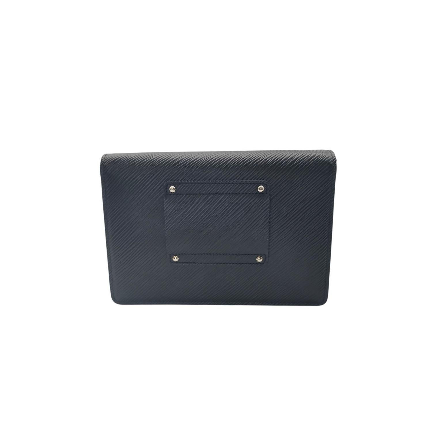 Transition effortlessly from day to evening with the Louis Vuitton Black Epi Twist Belt Chain  Wallet. Made in France in 2019, this piece boasts iconic Epi leather, an LV twist lock, and a 20.5