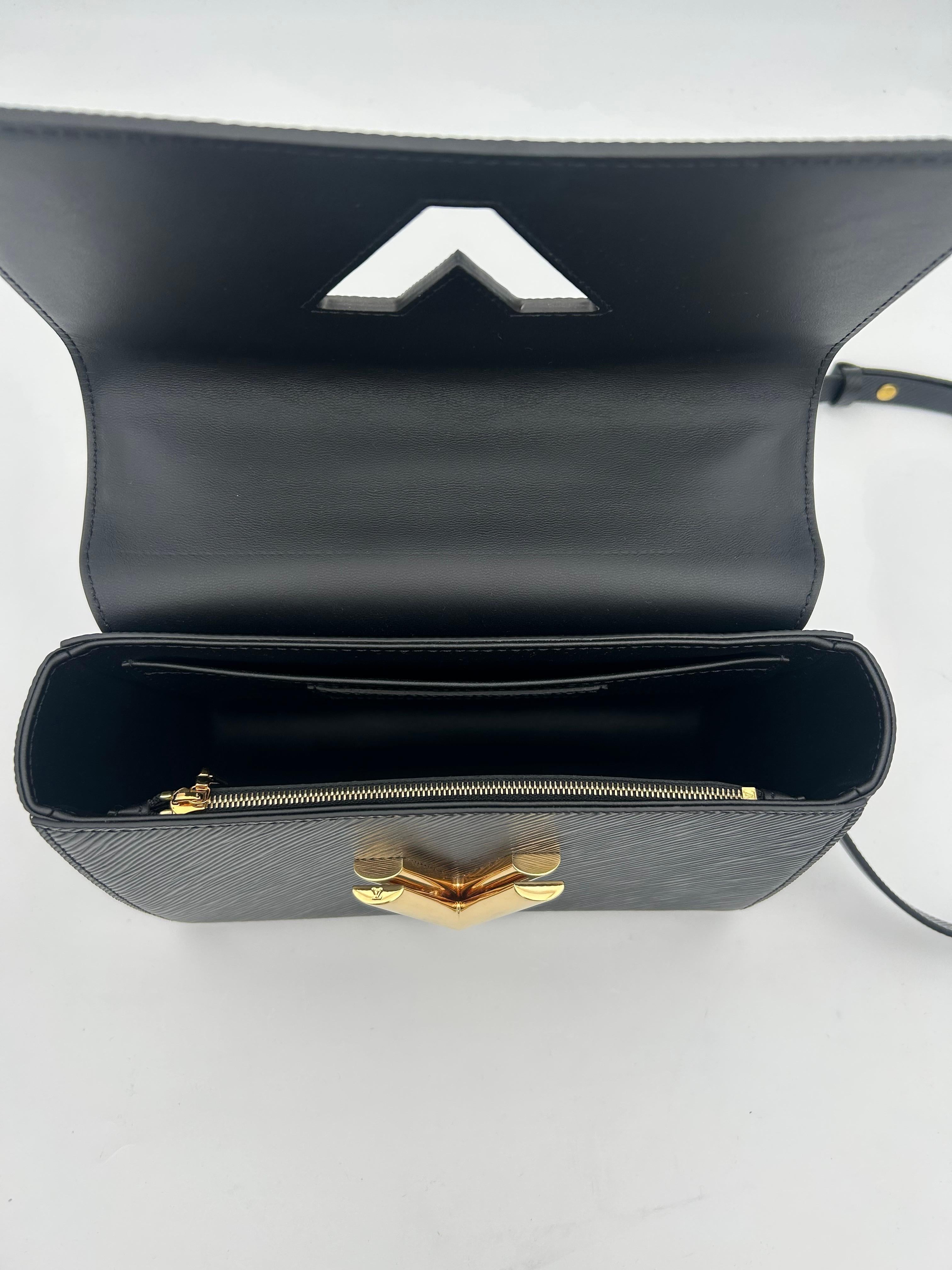 Louis Vuitton Black Epi Twist MM Leather Handle For Sale 6
