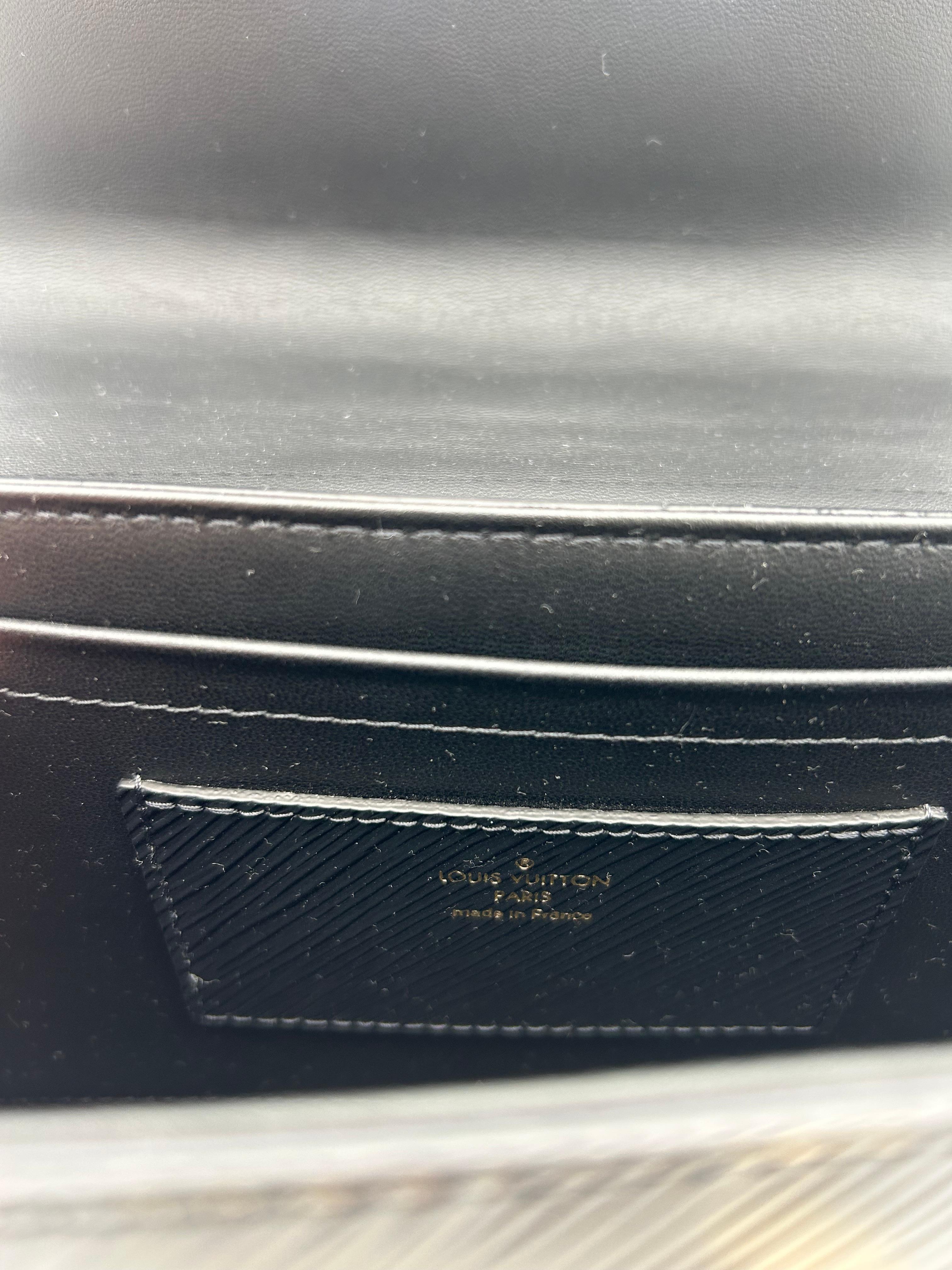 Louis Vuitton Black Epi Twist MM Leather Handle For Sale 7