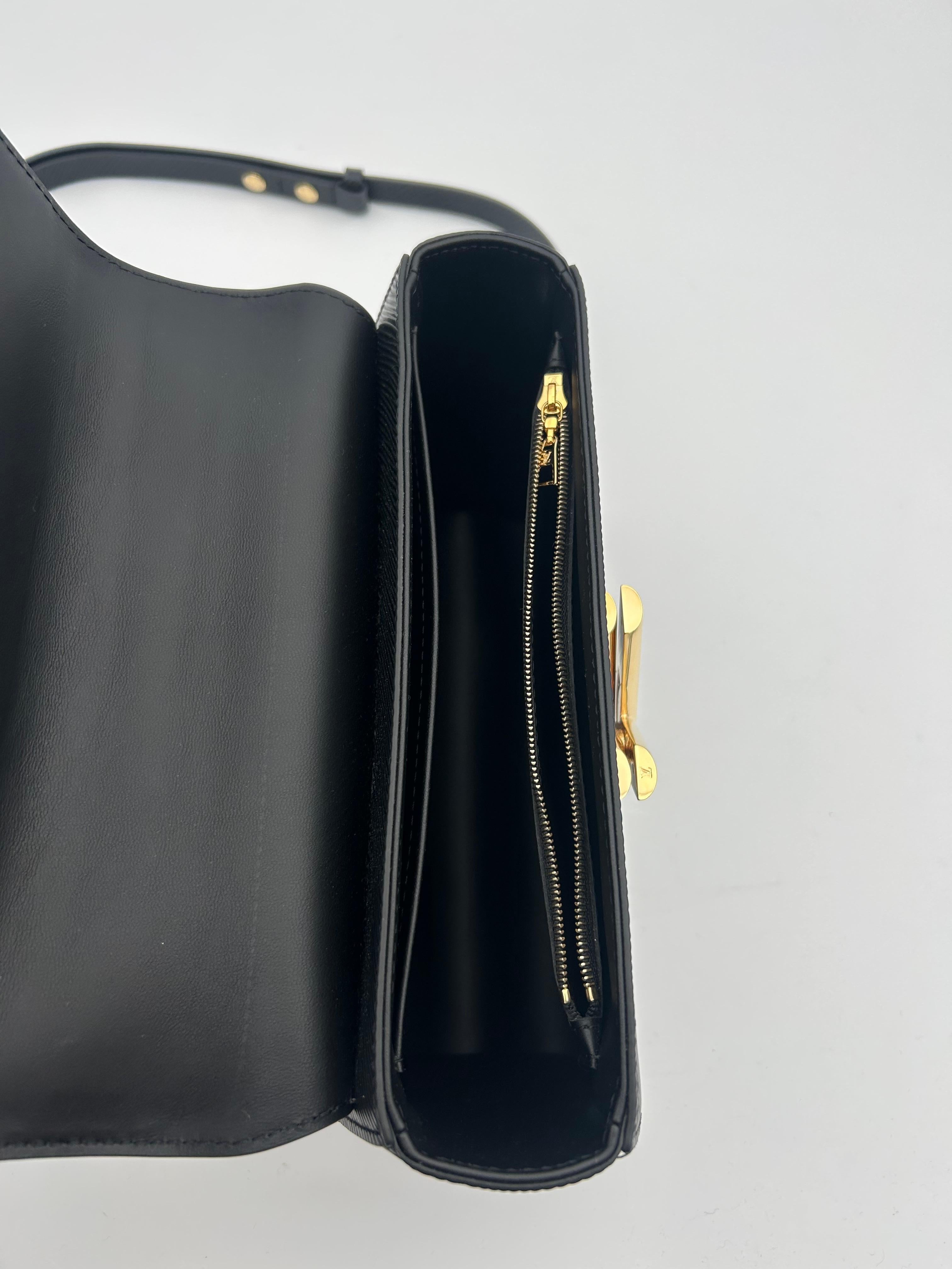 Louis Vuitton Black Epi Twist MM Leather Handle For Sale 8