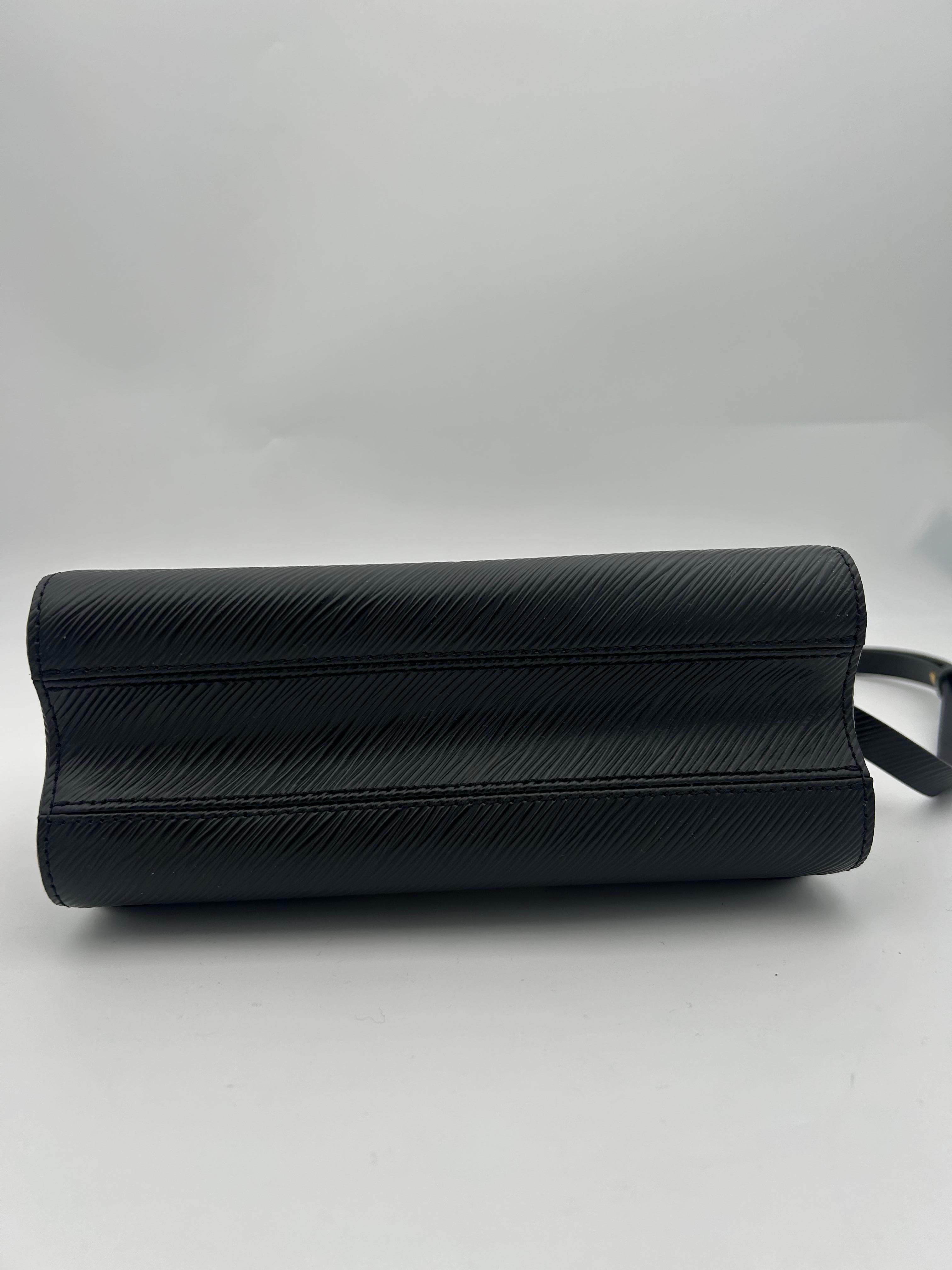 Louis Vuitton Black Epi Twist MM Leather Handle For Sale 3