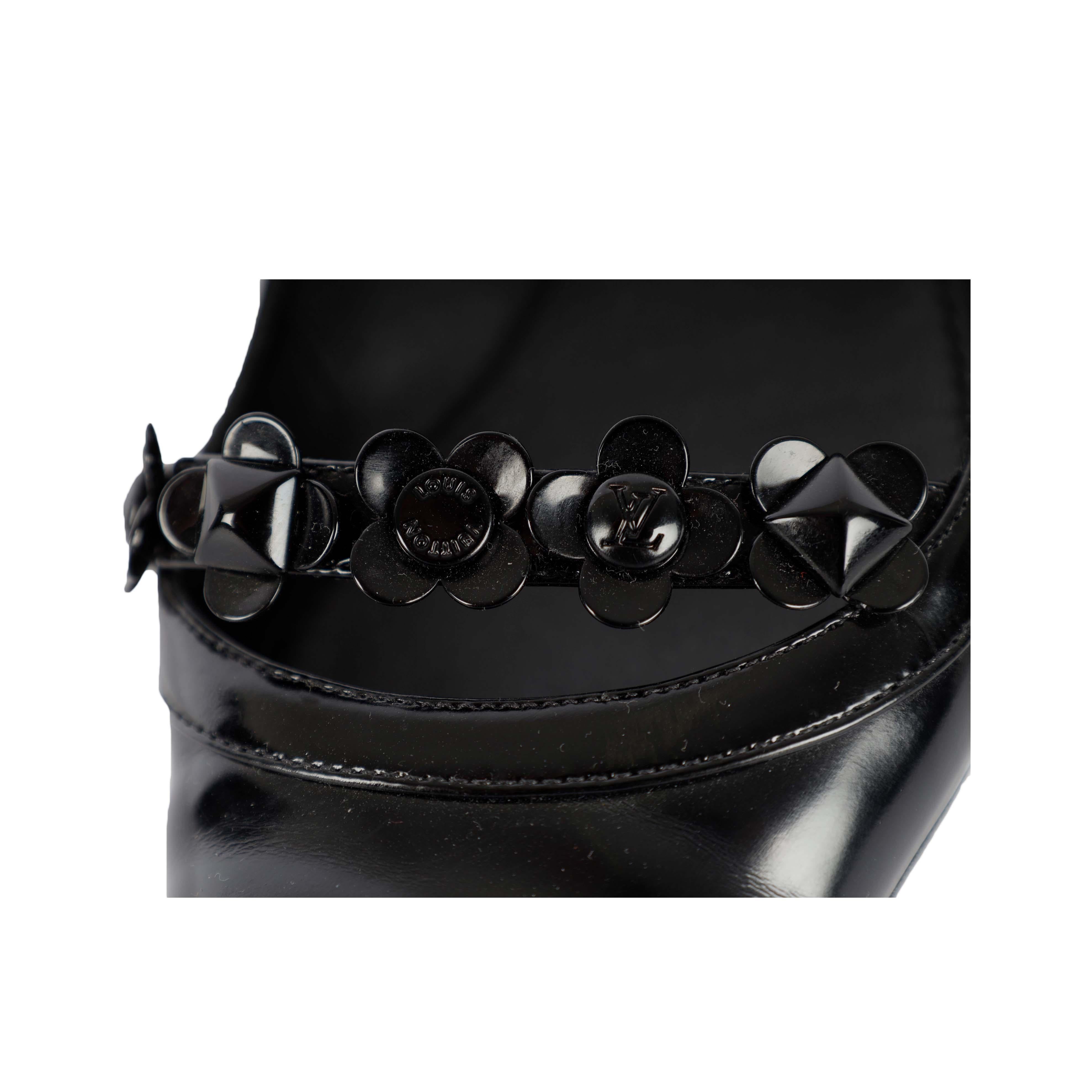 Showcasing a pointed toe, the Louis Vuitton Black Fleur Pointed Toe Flats display the emblematic flowers of brand with the brand name etched on one flower and the monogram etched on the other. The flats are slightly raised with a tiny