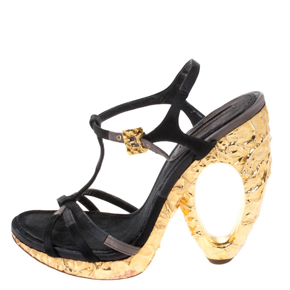 These sandals crafted from satin are the epitome of style and comfort. Flaunt your stylish best side with these sandals that feature artistically sculpted heels in gold. Louis Vuitton brings you all the latest trends in fashion with this pair.

