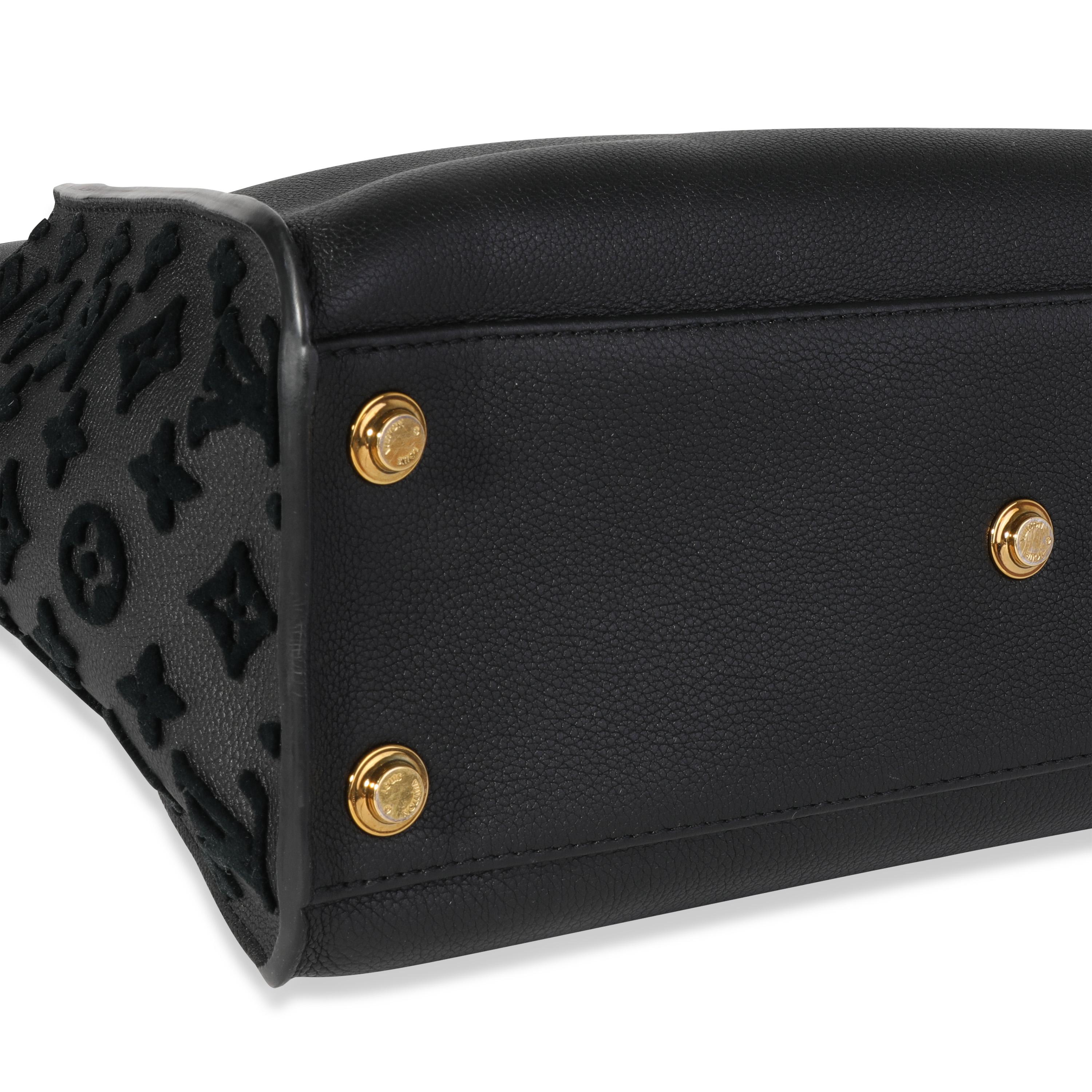 Donna Louis Vuitton in pelle di vitello a grana nera e Monogram On My Side MM